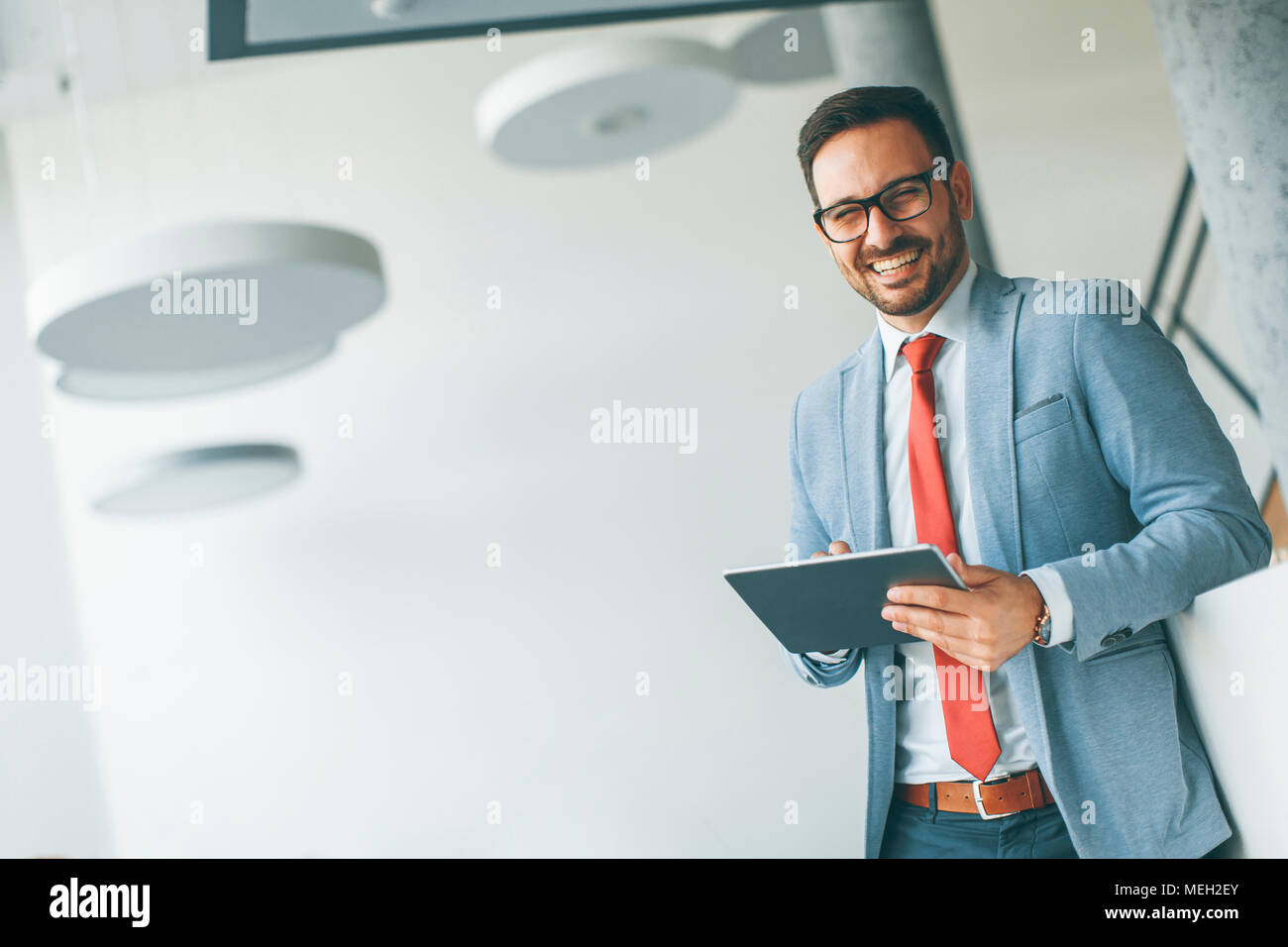 Portrait der junge Unternehmer mit digitalen Tablette im Büro Stockfoto