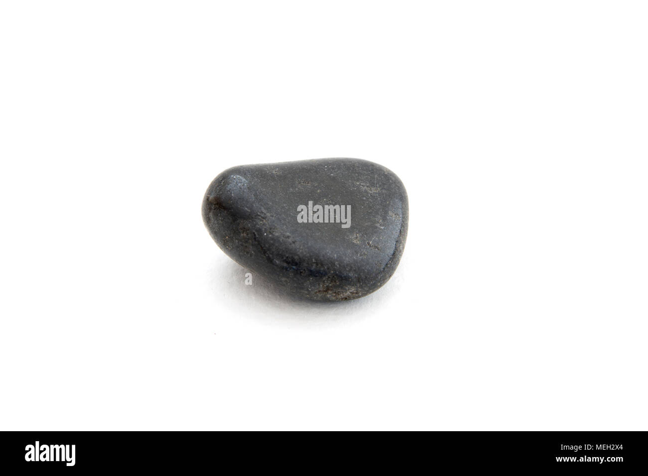 Einzelne schwarze Turmalin Mineral auf dem weißen Hintergrund Stockfoto