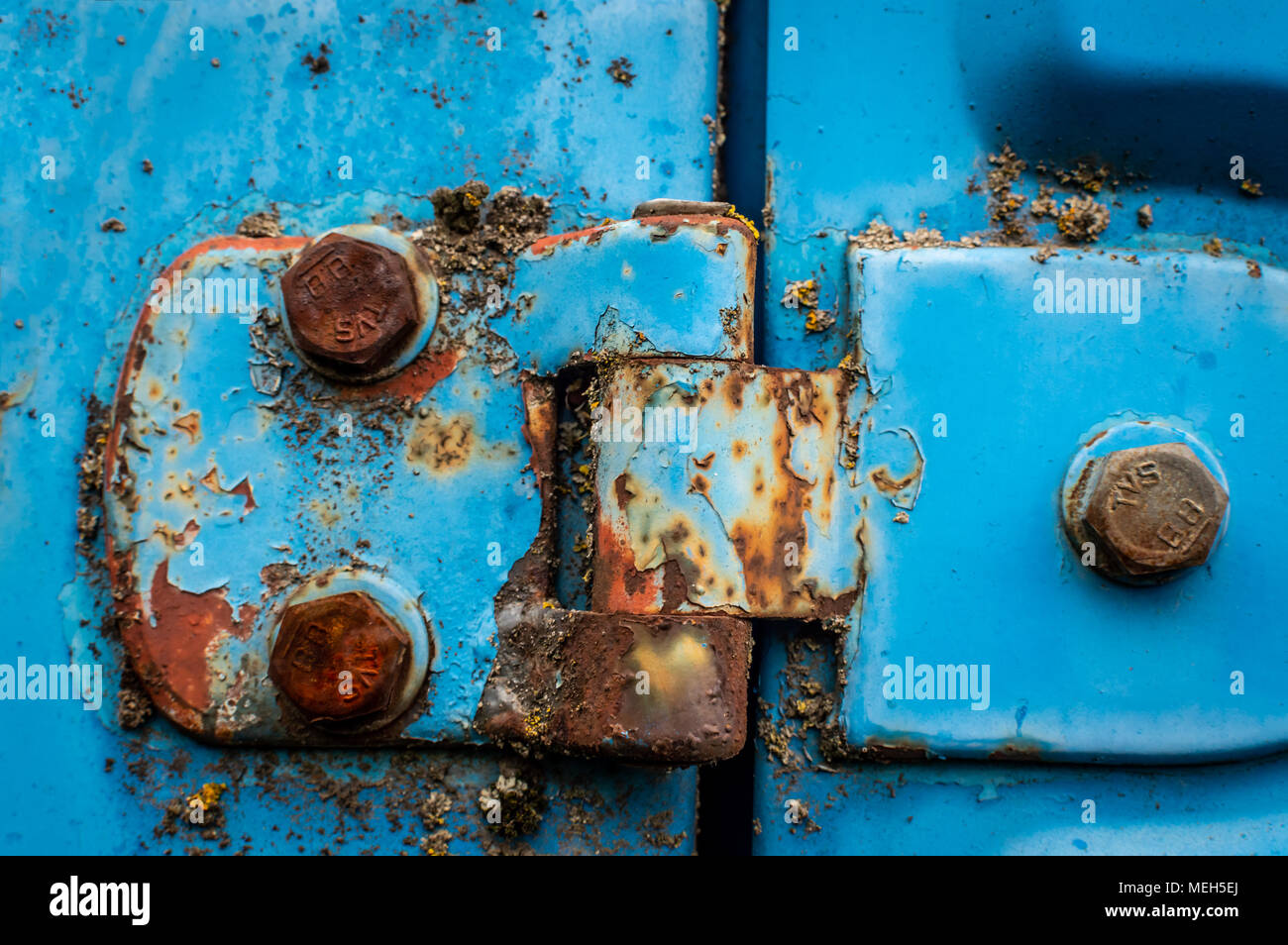 Tür Scharnier ein blaues Auto verrostete Muttern abgebrochen Stockfoto