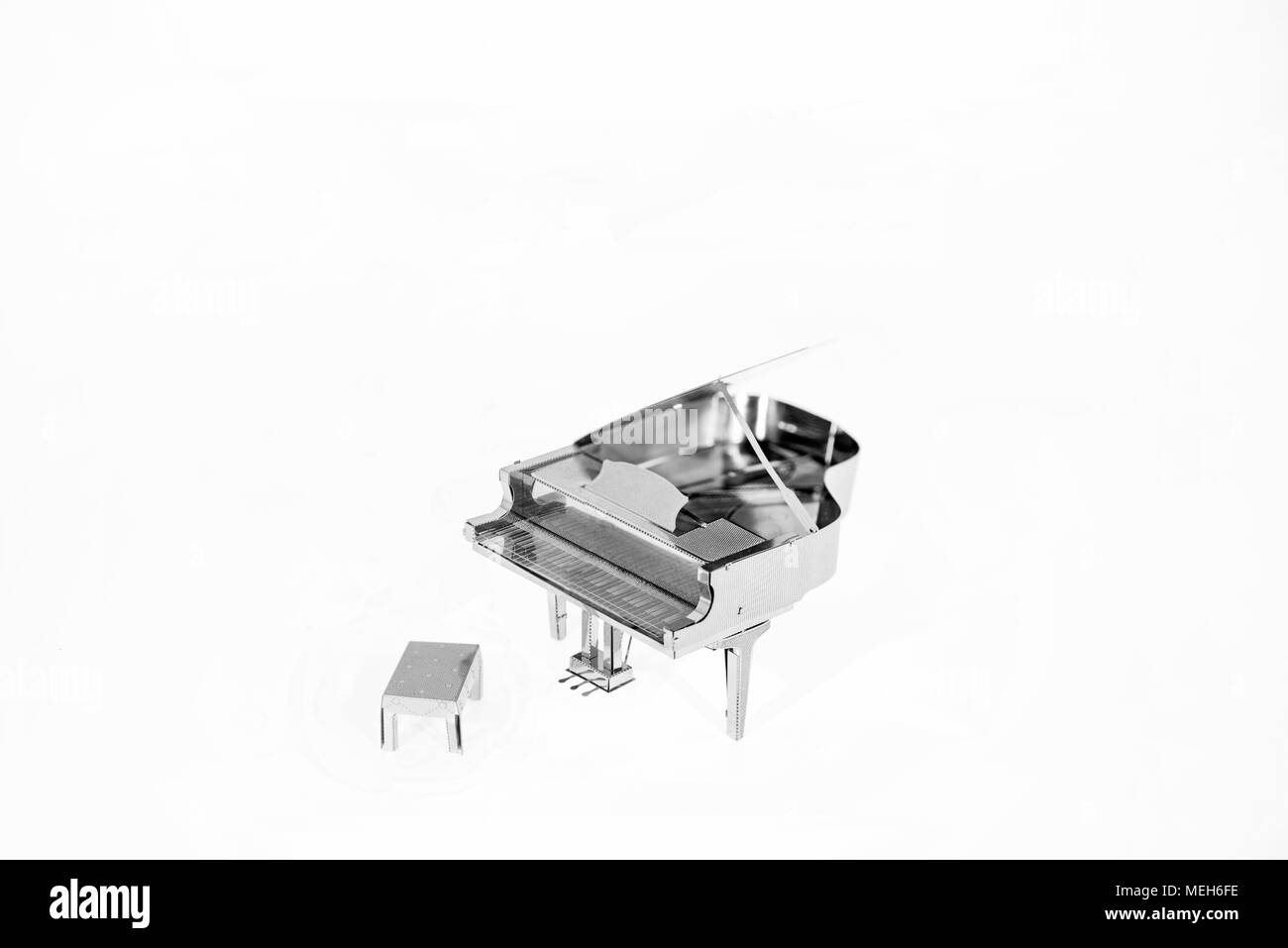 Abstrakte Foto von Musik. Kleine metall Piano mit Noten Buch. Piano Jazz Musik. Stockfoto