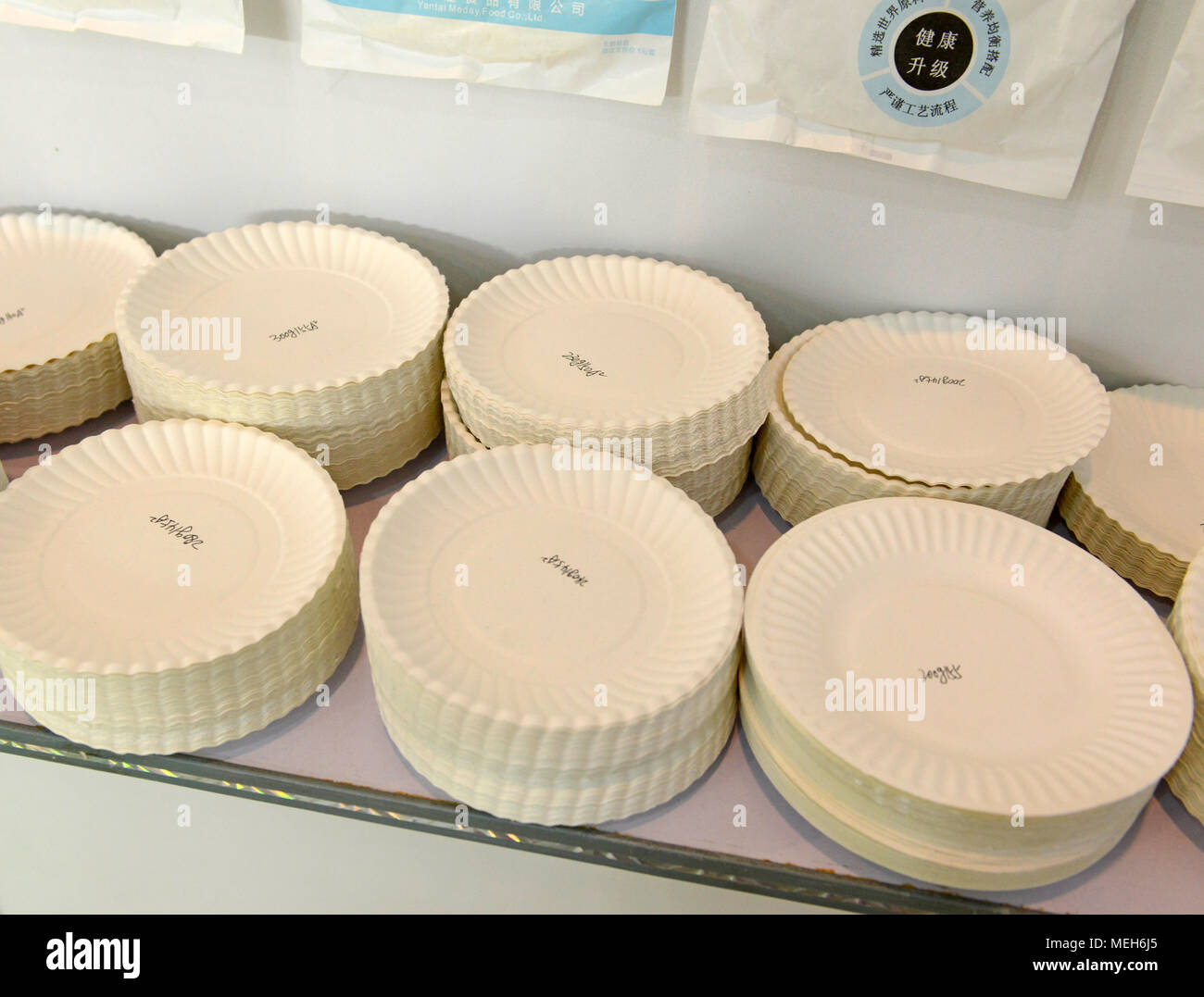 Papier Platten an der China International Bäckerei Ausstellung und Messe in Peking, China Stockfoto