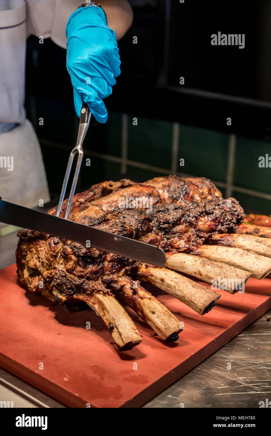 Der Küchenchef Carving Prime Rib roast Wagyu Beef Stockfoto