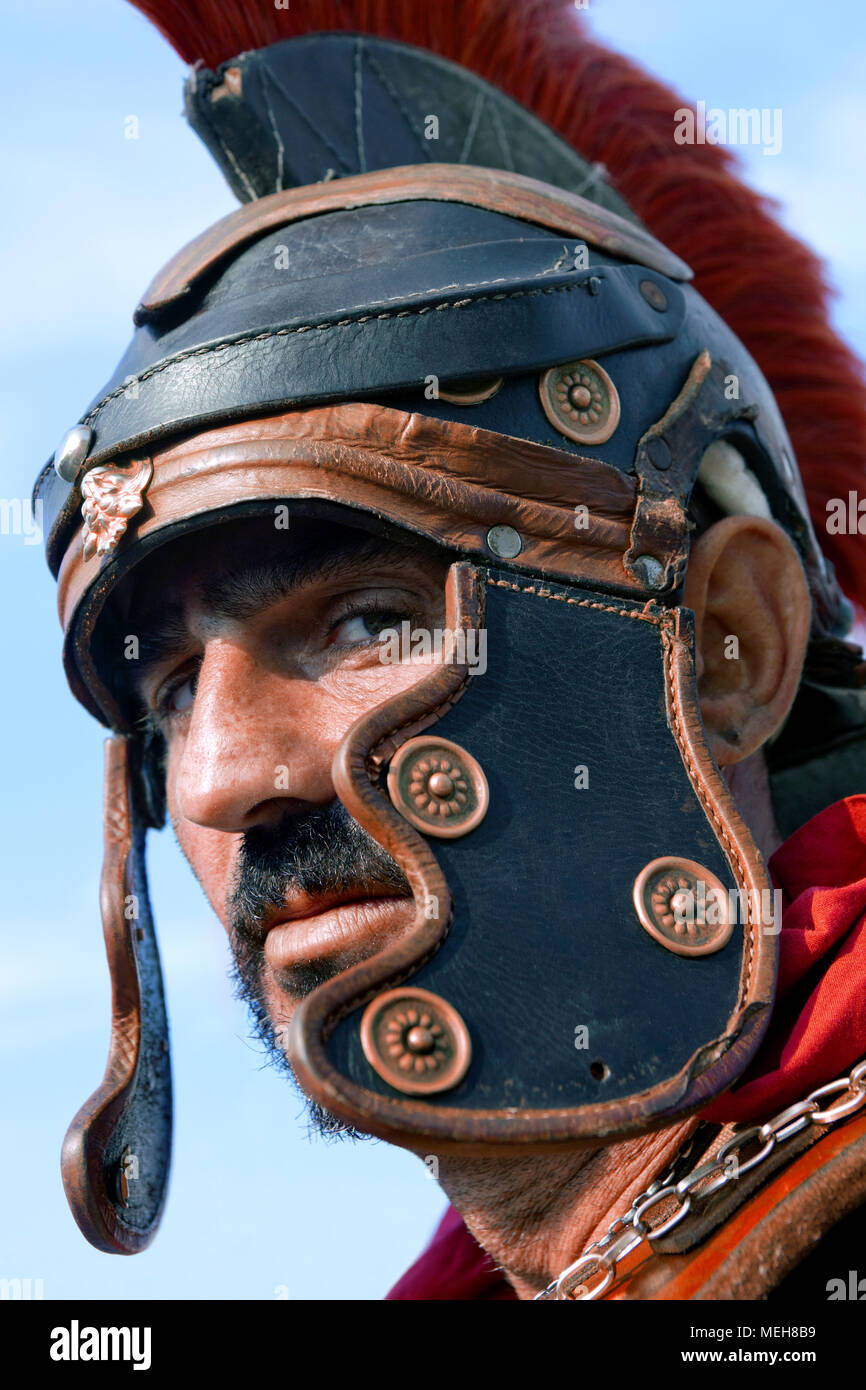 Porträt eines römischen Soldaten sie eine lederne Helm, Rom, Italien Stockfoto