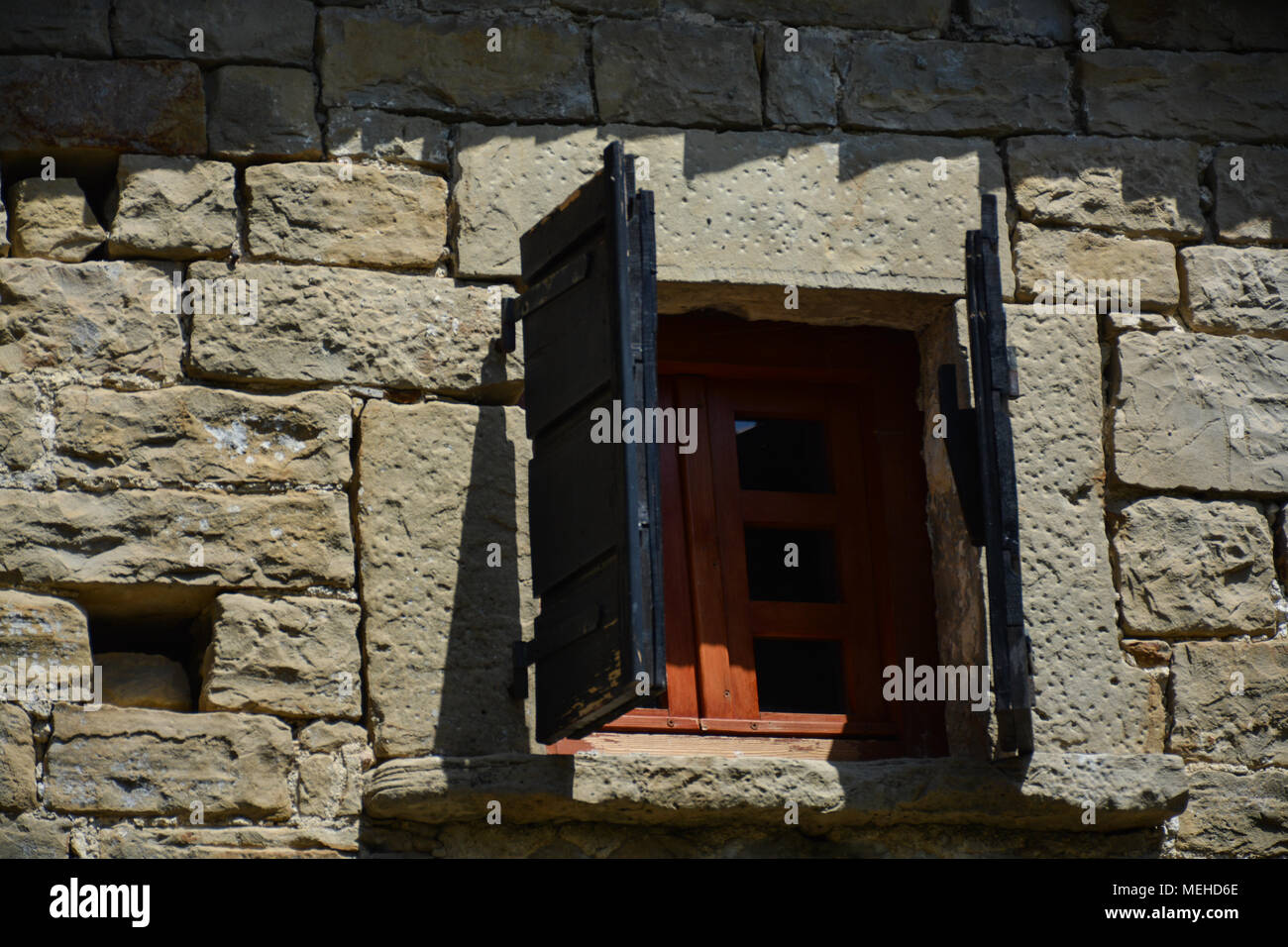 Kroatische Küste Sommer Szenen. Fenster auf dem traditionellen Haus aus Stein in Istrien. Stockfoto