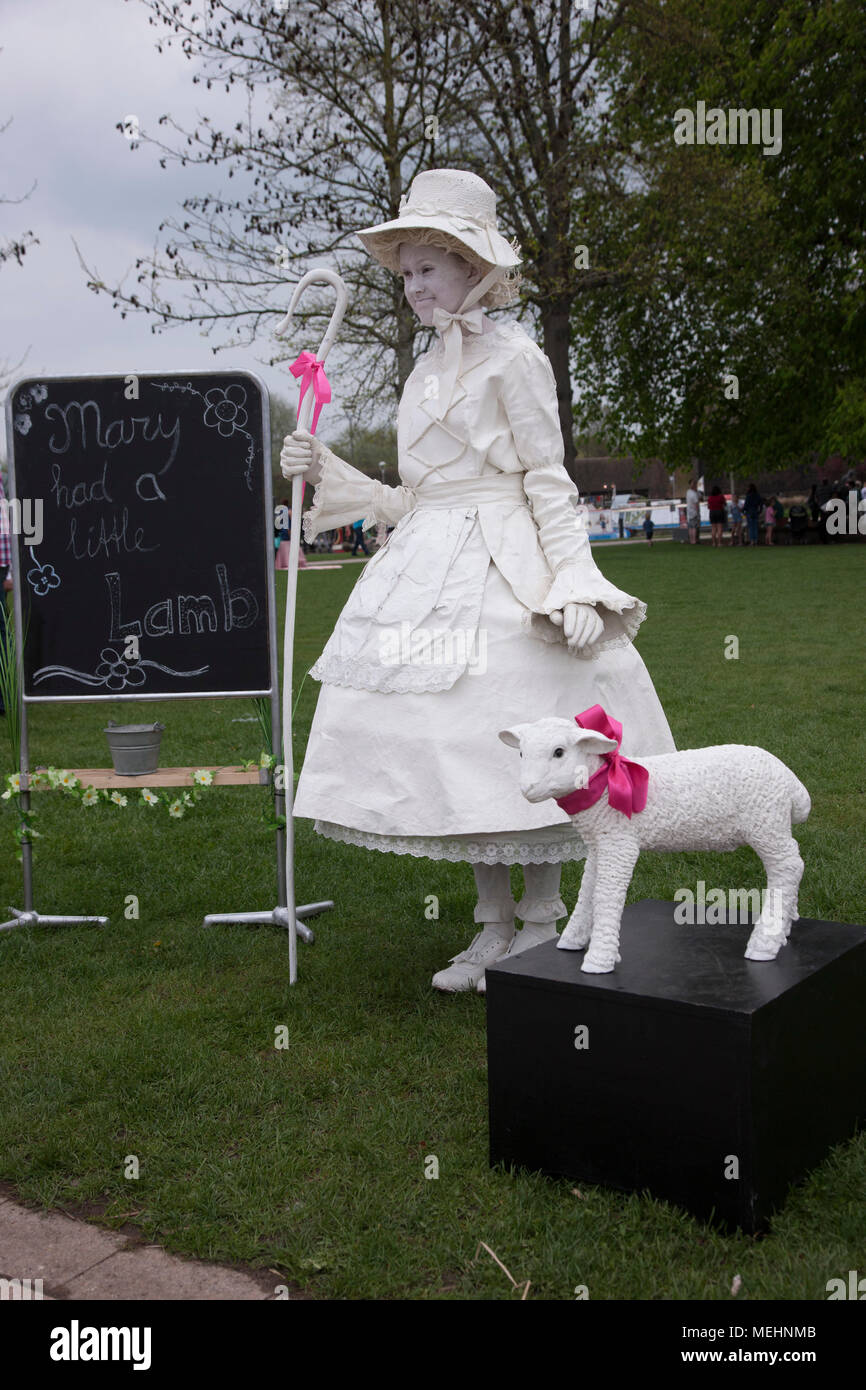 Stratford-upon-Avon, Warwickshire, 22. April 2018. Mary hat ein kleines Lamm, niederländischen Künstler keine S10. Der letzte Tag der U K's Erste lebende Statue Wettbewerb in Bancroft Gärten, die über 3 Tage gehalten worden ist, als Teil des Shakespeare 454th Geburtstag feiern eine einzigartige Veranstaltung einige der besten Künstler aus der ganzen Welt, einschließlich der Welt und Nationale Champions. Credit: Keith J Smith./Alamy leben Nachrichten Stockfoto