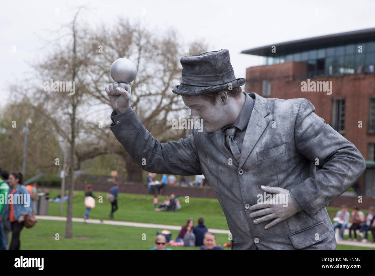 Stratford-upon-Avon, Warwickshire, 22. April 2018. Die Silberne Hand, britische Künstler keine S04. Der letzte Tag der U K's Erste lebende Statue Wettbewerb in Bancroft Gärten, die über 3 Tage gehalten worden ist, als Teil des Shakespeare 454th Geburtstag feiern eine einzigartige Veranstaltung einige der besten Künstler aus der ganzen Welt, einschließlich der Welt und Nationale Champions. Credit: Keith J Smith./Alamy leben Nachrichten Stockfoto