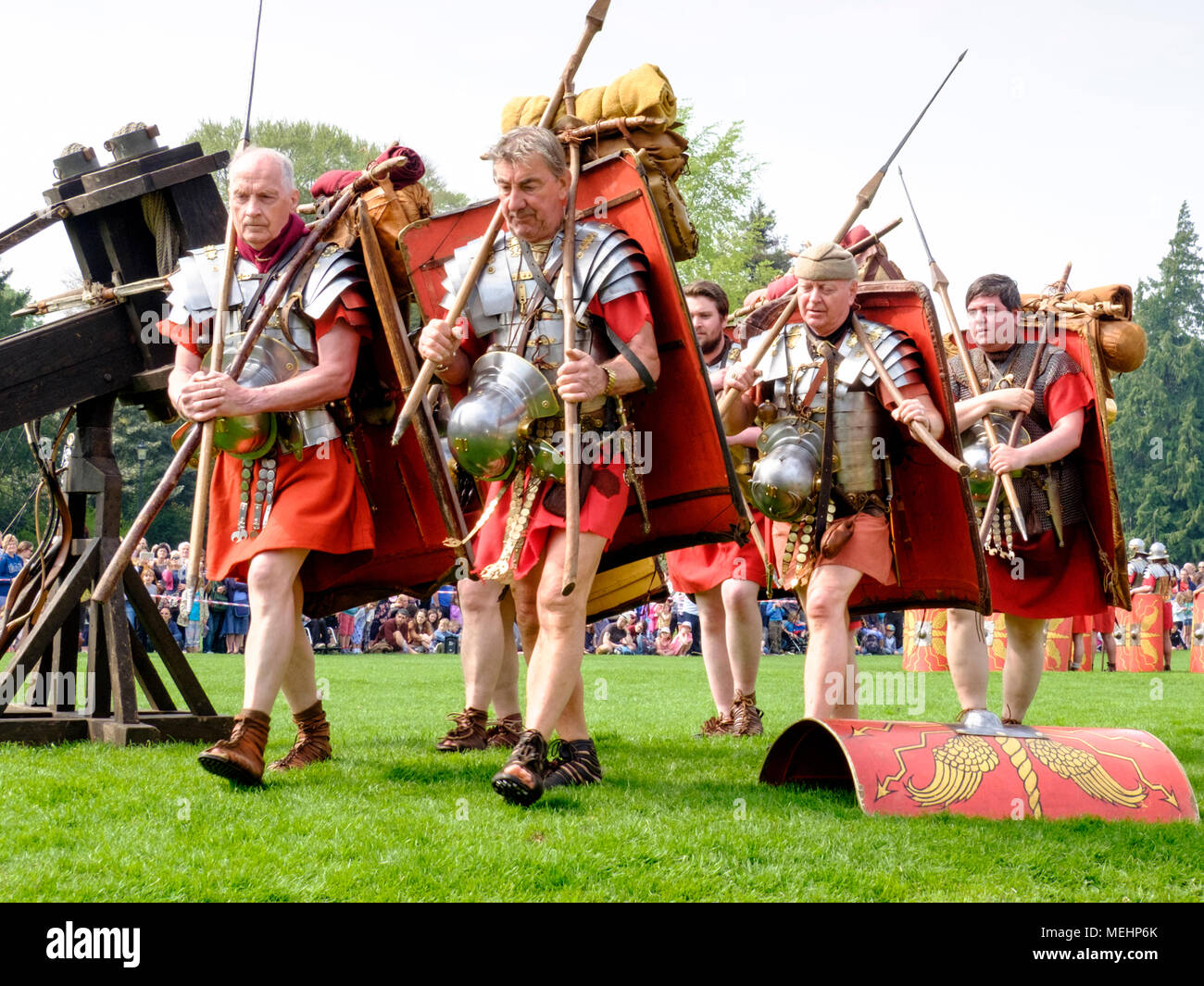 Badewanne, UK, 22. April 2018. Das Hermelin Street Guard, Experte Roman Re-enactors gezeigt Leben wie ein römischer Legionär heute vor der Royal Crescent. Die Menge unterhalten und im Leben der Geschichte als Teil der Feierlichkeiten zum Tag des Weltkulturerbes ausgebildet. Bad war ursprünglich als Aquae Sulis, als die Römer ankamen, war der erste Vorteil der heißen Quellen vor fast zweitausend Jahren bekannt. © JMF-News/Alamy Leben Nachrichten. Stockfoto