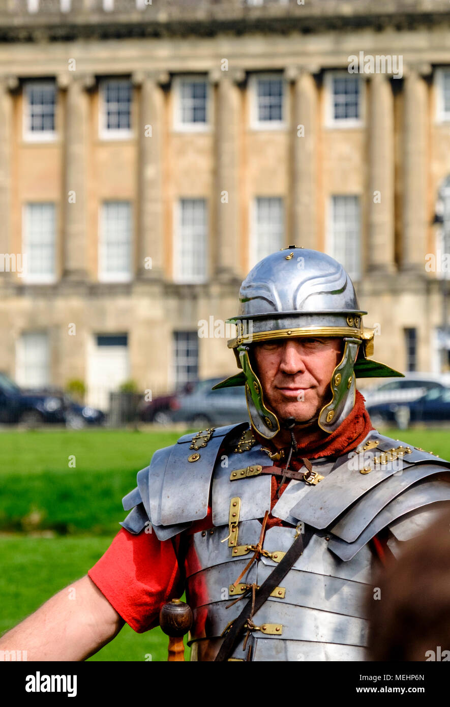 Badewanne, UK, 22. April 2018. Das Hermelin Street Guard, Experte Roman Re-enactors gezeigt Leben wie ein römischer Legionär heute vor der Royal Crescent. Die Menge unterhalten und im Leben der Geschichte als Teil der Feierlichkeiten zum Tag des Weltkulturerbes ausgebildet. Bad war ursprünglich als Aquae Sulis, als die Römer ankamen, war der erste Vorteil der heißen Quellen vor fast zweitausend Jahren bekannt. © JMF-News/Alamy Leben Nachrichten. Stockfoto