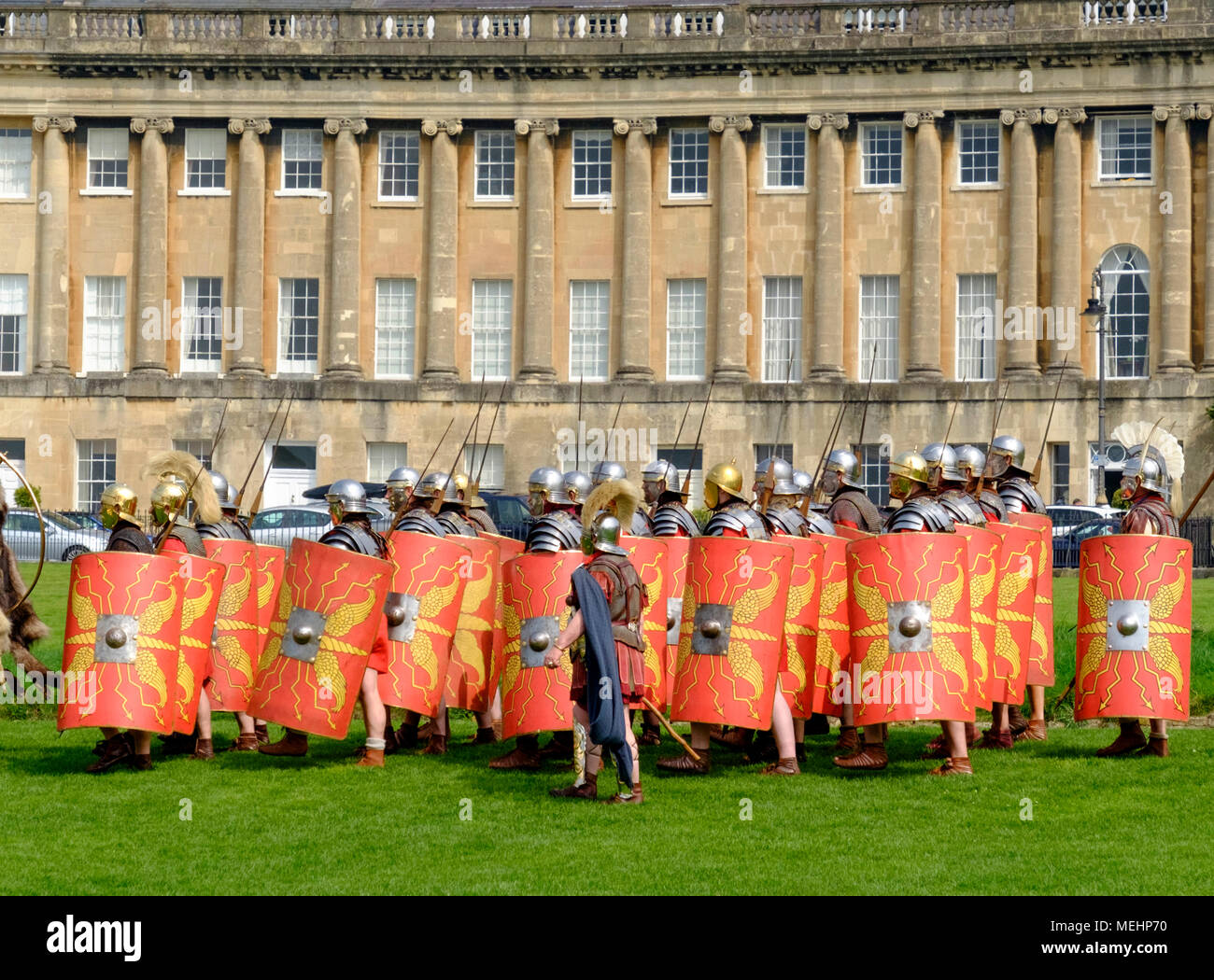 Badewanne, UK, 22. April 2018. Das Hermelin Street Guard, Experte Roman Re-enactors gezeigt Leben wie ein römischer Legionär heute vor der Royal Crescent. Die Menge unterhalten und im Leben der Geschichte als Teil der Feierlichkeiten zum Tag des Weltkulturerbes ausgebildet. Bad war ursprünglich als Aquae Sulis, als die Römer ankamen, war der erste Vorteil der heißen Quellen vor fast zweitausend Jahren bekannt. © JMF-News/Alamy Leben Nachrichten. Stockfoto