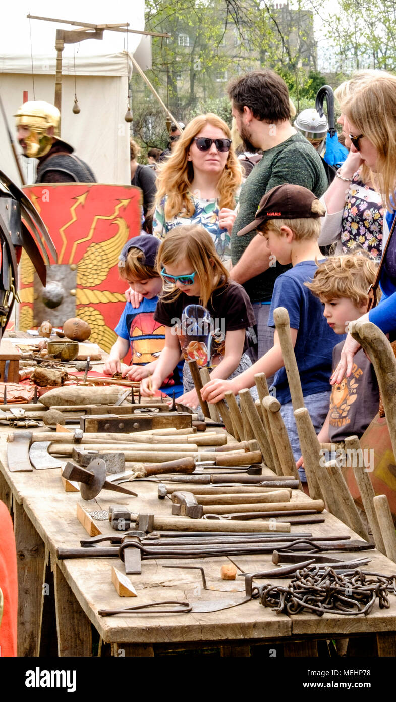 Badewanne, UK, 22. April 2018. Das Hermelin Street Guard, Experte Roman Re-enactors gezeigt Leben wie ein römischer Legionär heute vor der Royal Crescent. Die Menge unterhalten und im Leben der Geschichte als Teil der Feierlichkeiten zum Tag des Weltkulturerbes ausgebildet. Bad war ursprünglich als Aquae Sulis, als die Römer ankamen, war der erste Vorteil der heißen Quellen vor fast zweitausend Jahren bekannt. © JMF-News/Alamy Leben Nachrichten. Stockfoto