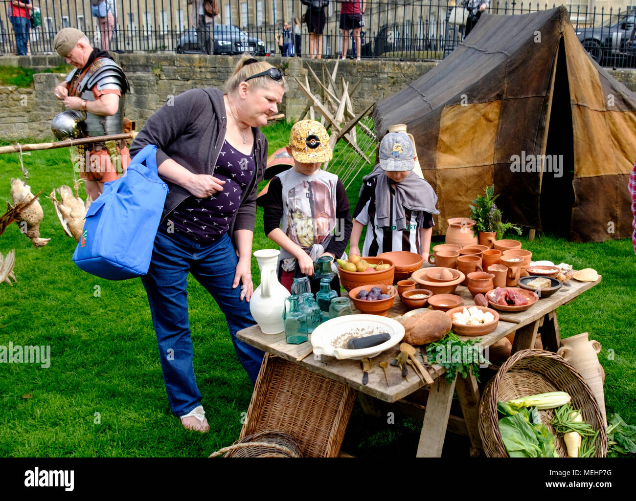 Badewanne, UK, 22. April 2018. Das Hermelin Street Guard, Experte Roman Re-enactors gezeigt Leben wie ein römischer Legionär heute vor der Royal Crescent. Die Menge unterhalten und im Leben der Geschichte als Teil der Feierlichkeiten zum Tag des Weltkulturerbes ausgebildet. Bad war ursprünglich als Aquae Sulis, als die Römer ankamen, war der erste Vorteil der heißen Quellen vor fast zweitausend Jahren bekannt. © JMF-News/Alamy Leben Nachrichten. Stockfoto