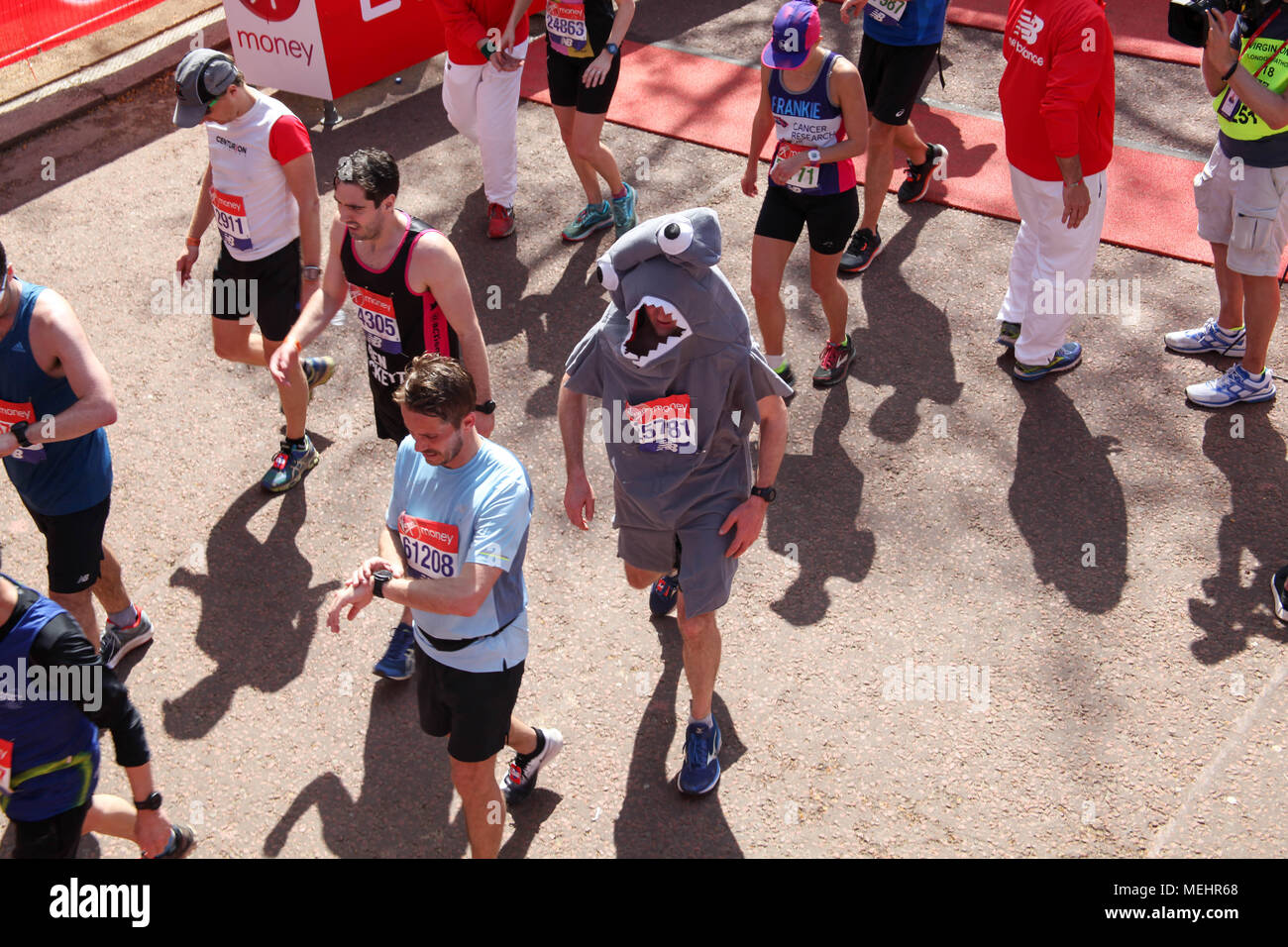 London, UK, 22. April 2018. Runner gekleidet wie ein Hai, der die Ziellinie Credit Kreuze: Alex Cavendish/Alamy leben Nachrichten Stockfoto