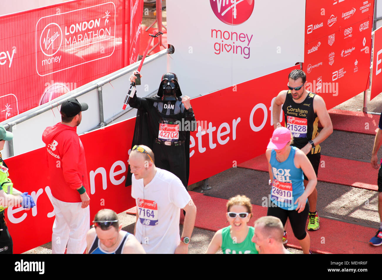 London, UK, 22. April 2018. Runner gekleidet, wie Darth Vader, der die Ziellinie Credit Kreuze: Alex Cavendish/Alamy leben Nachrichten Stockfoto