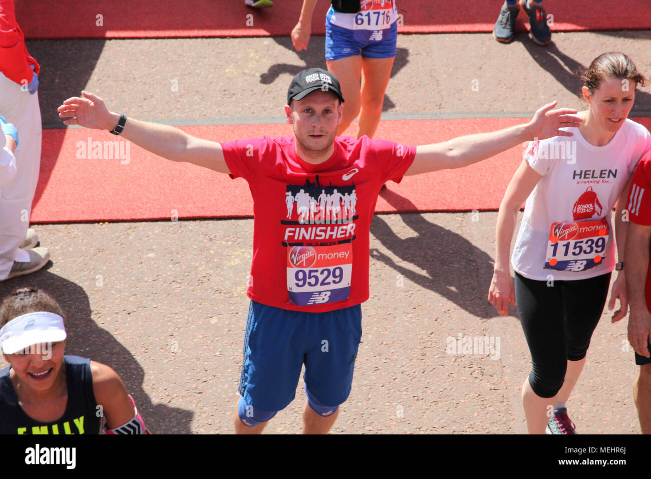London, UK, 22. April 2018. Runner feiert der Zieldurchfahrt Credit: Alex Cavendish/Alamy leben Nachrichten Stockfoto