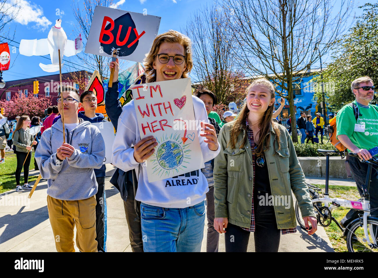 Vancouver, Kanada, 21. April 2018. 2018 Earth Day Parade und Veranstaltung der Jugend organisiert für Klimagerechtigkeit Jetzt, Vancouver, British Columbia, Kanada. Quelle: Michael Wheatley/Alamy leben Nachrichten Stockfoto