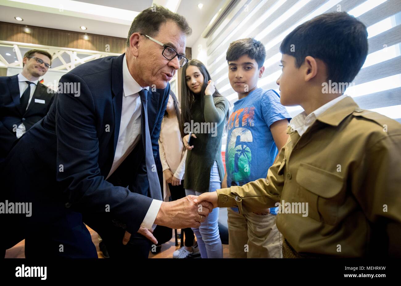 22. April 2018, Erbil, Irak: Gerd Müller (CSU), Minister für Entwicklung, Sprechen, der nach der Eröffnung eines Migration Advisory Center mit Flüchtlingen, die aus Deutschland zurückgegeben haben. Müller hält politische Gespräche im Irak und wird Hilfe Projekte besuchen. Foto: Kay Nietfeld/dpa Stockfoto