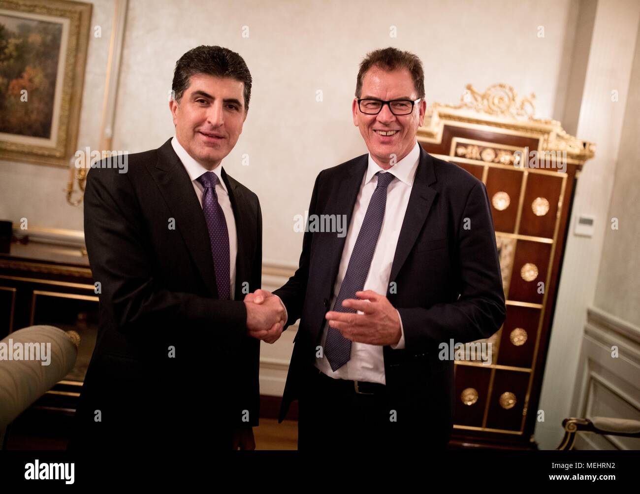 22. April 2018, Erbil, Irak: Gerd Müller (CSU), Minister für Entwicklung, wird durch Nechirvan Barzani (l), Ministerpräsident der Region Kurdistan im Irak erhalten. Müller hält politische Gespräche im Irak und wird Hilfe Projekte besuchen. Foto: Kay Nietfeld/dpa Stockfoto