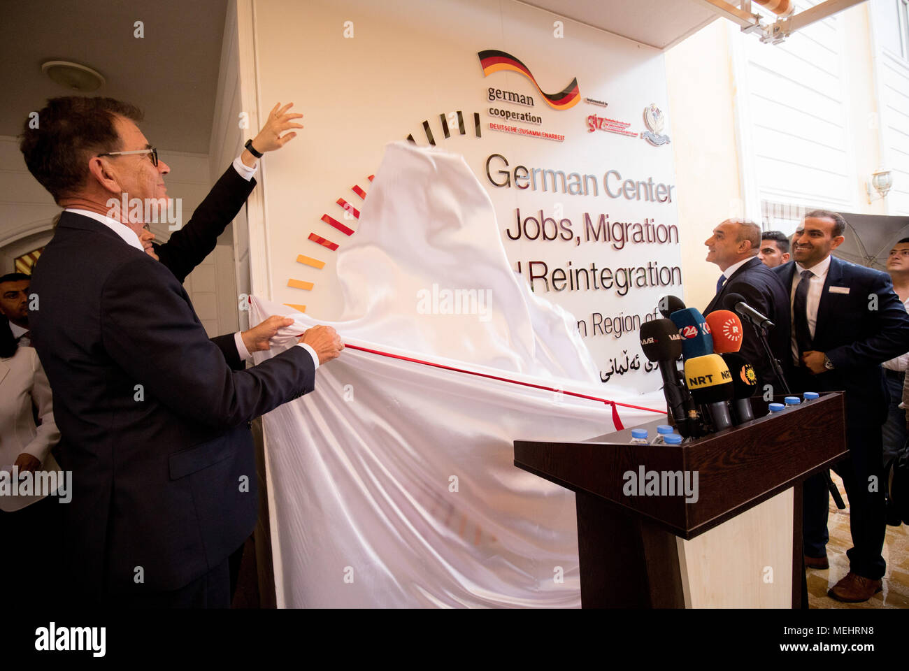 22. April 2018, Erbil, Irak: Gerd Müller (CSU), Minister für Entwicklung, öffnet sich eine Migration Beratungszentrum mit Ali Sindi, Minister für Planung. Müller hält politische Gespräche im Irak und wird Hilfe Projekte besuchen. Foto: Kay Nietfeld/dpa Stockfoto