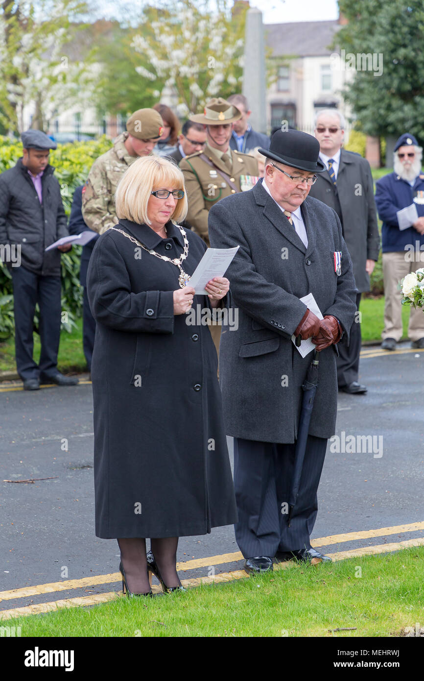 Ratsmitglied Karen Mundry, stellvertretender Bürgermeister von Warrington, liest ein Gebet vor einer Kranzniederlegung der Jahrestag der ANZAC Tag zu gedenken - Warrington, UK, 22. April 2018. Der Jahrestag der ANZAC Tag begeht am Sonntag, 22. April 2018 im Rahmen der Soldaten Ecke von Warrington Friedhof gewesen, als der stellvertretende Bürgermeister, Herr Stadtrat Karen Mundry, Kadetten von der Königin Lancashire Regiment, Warrington Meer Kadetten und viele Veteranen waren anwesend: John Hopkins/Alamy leben Nachrichten Stockfoto