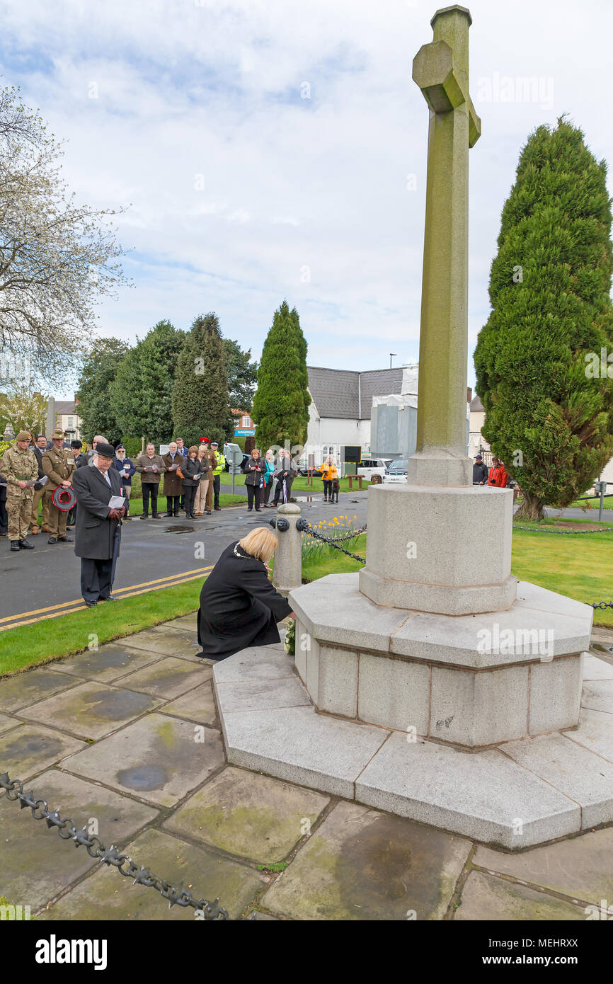 Cllr Karen Mundry, stellvertretender Bürgermeister von Warrington, legt einen Kranz am Sockel des Kreuzes auf Soldaten' Corner im Gedenken an den Jahrestag der ANZAC Day - Warrington, UK, 22. April 2018. Der Jahrestag der ANZAC Tag begeht am Sonntag, 22. April 2018 im Rahmen der Soldaten Ecke von Warrington Friedhof gewesen, als der stellvertretende Bürgermeister, Herr Stadtrat Karen Mundry, Kadetten von der Königin Lancashire Regiment, Warrington Meer Kadetten und viele Veteranen waren anwesend: John Hopkins/Alamy leben Nachrichten Stockfoto