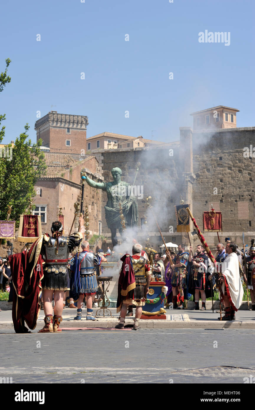 Rom, Italien. 22. April 2018. Natale di Roma in Rom, Italien. Rom feiert den 2771. Jahrestag der Gründung der Stadt im 21. April 753 v. Chr. historische Parade in den Straßen von Rom. Menschen sind in alten römischen Kostümen. Zeremonie an der Statue des Augustus in der Via dei Fori Imperiali. Credit: Vito Arcomano/Alamy leben Nachrichten Stockfoto