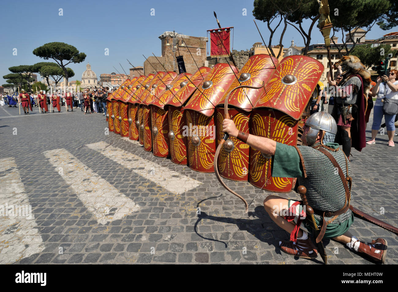 Rom, Italien. 22. April 2018. Natale di Roma in Rom, Italien. Rom feiert den 2771. Jahrestag der Gründung der Stadt im 21. April 753 v. Chr. historische Parade in den Straßen von Rom. Menschen sind in alten römischen Kostümen. Credit: Vito Arcomano/Alamy leben Nachrichten Stockfoto