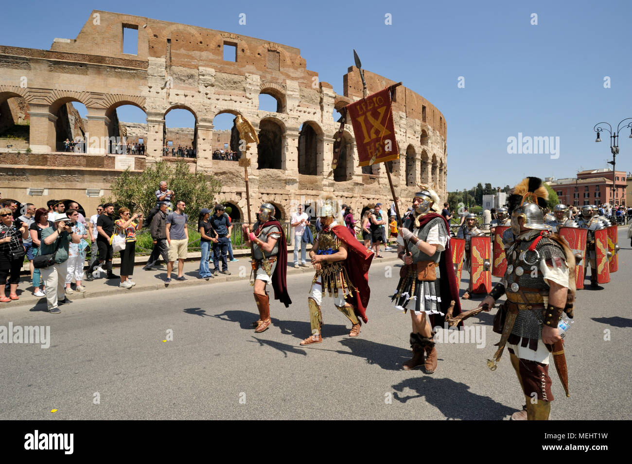 Rom, Italien. 22. April 2018. Natale di Roma in Rom, Italien. Rom feiert den 2771. Jahrestag der Gründung der Stadt im 21. April 753 v. Chr. historische Parade in den Straßen von Rom. Menschen sind in alten römischen Kostümen. Credit: Vito Arcomano/Alamy leben Nachrichten Stockfoto