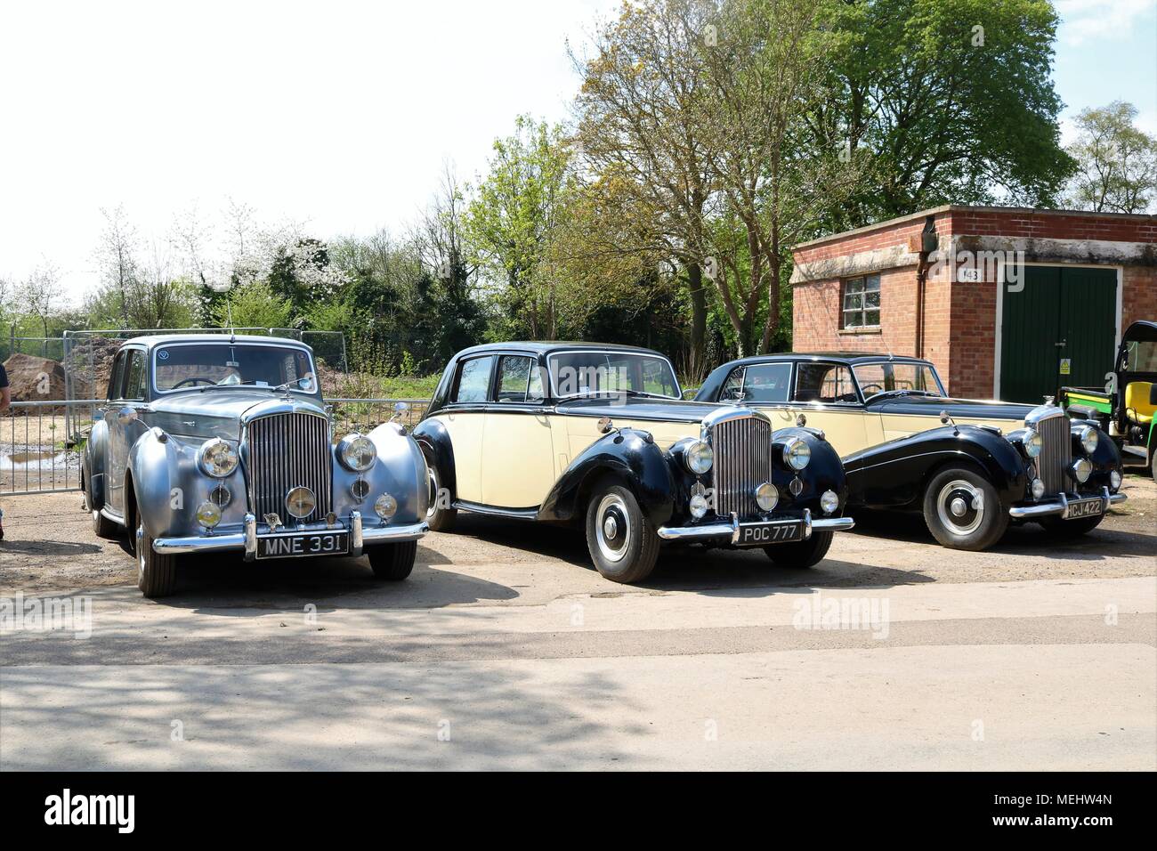 Bicester, Oxfordshire, UK. 22.04.2018. Sonntag Jagt 'Drive es Tag' im Bicester Erbe, das ist eine historische Ex-RAF-Basis anzeigen klassische Fahrzeuge, Pkw, Lkw, Motorräder, Fahrräder, Flugzeuge und Fahrzeuge enthalten. Credit: Michelle Brücken/Alamy Leben Nachrichten. Stockfoto