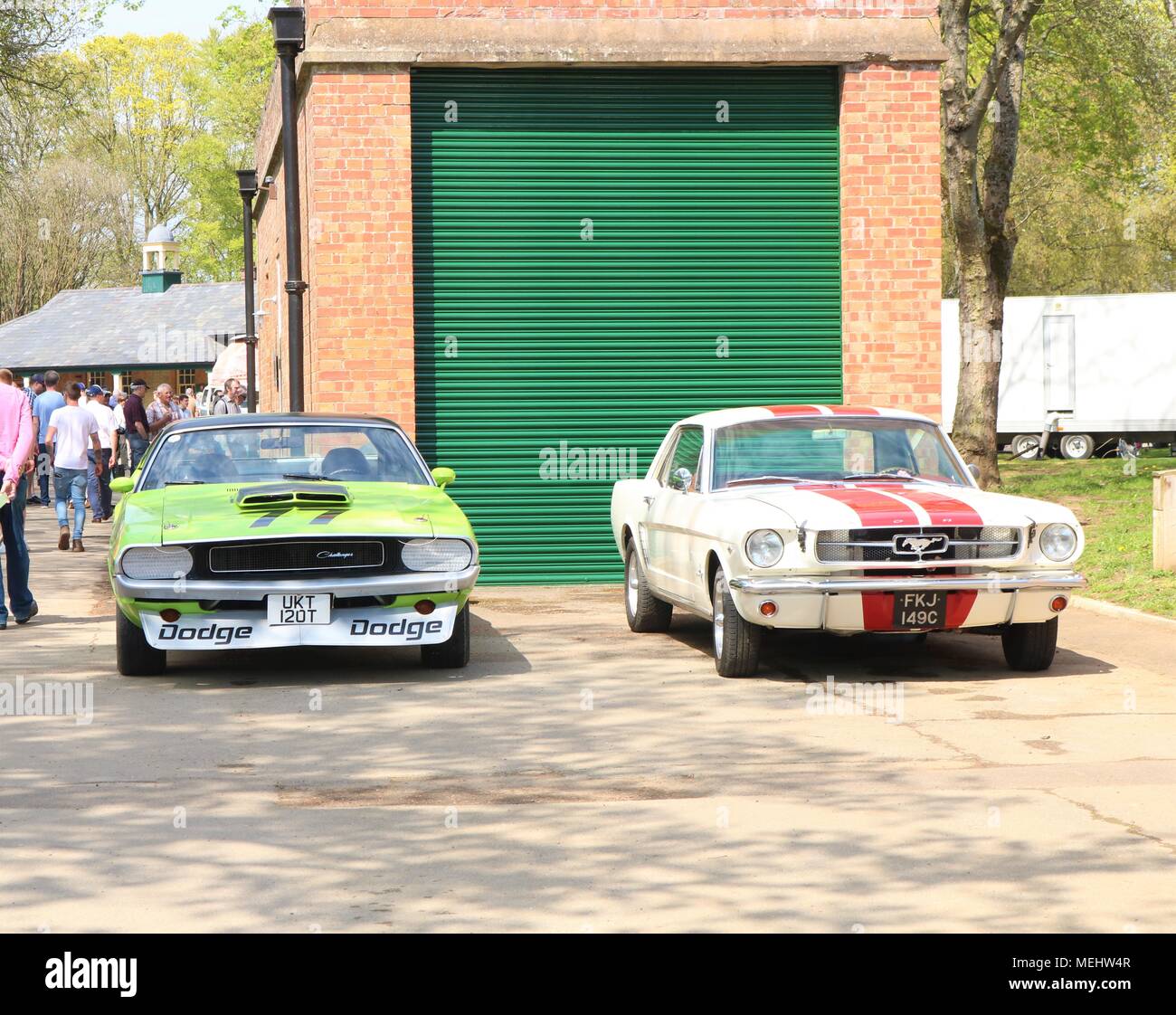 Bicester, Oxfordshire, UK. 22.04.2018. Sonntag Jagt 'Drive es Tag' im Bicester Erbe, das ist eine historische Ex-RAF-Basis anzeigen klassische Fahrzeuge, Pkw, Lkw, Motorräder, Fahrräder, Flugzeuge und Fahrzeuge enthalten. Credit: Michelle Brücken/Alamy Leben Nachrichten. Stockfoto