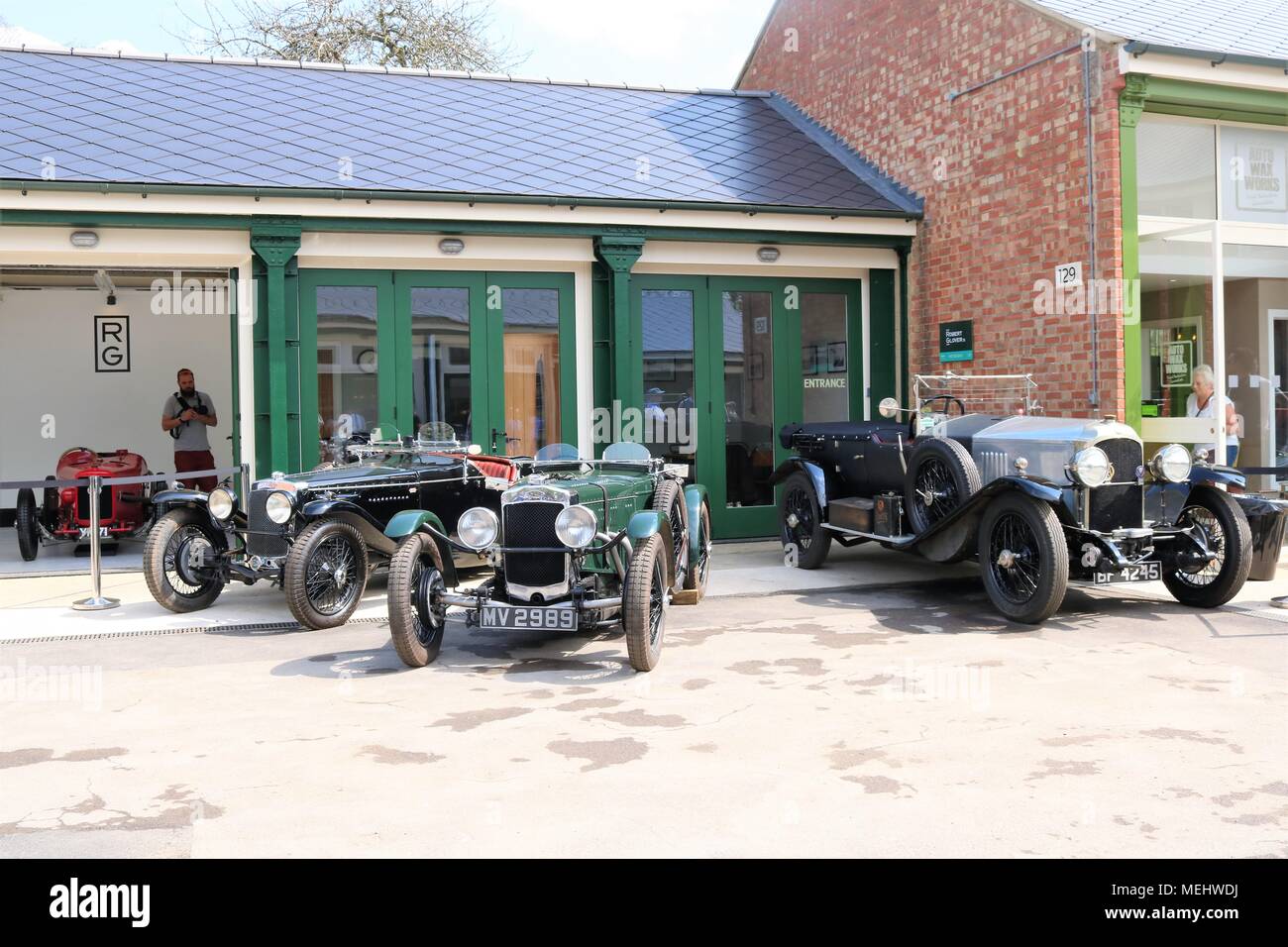 Bicester, Oxfordshire, UK. 22.04.2018. Sonntag Jagt 'Drive es Tag' im Bicester Erbe, das ist eine historische Ex-RAF-Basis anzeigen klassische Fahrzeuge, Pkw, Lkw, Motorräder, Fahrräder, Flugzeuge und Fahrzeuge enthalten. Credit: Michelle Brücken/Alamy Leben Nachrichten. Stockfoto