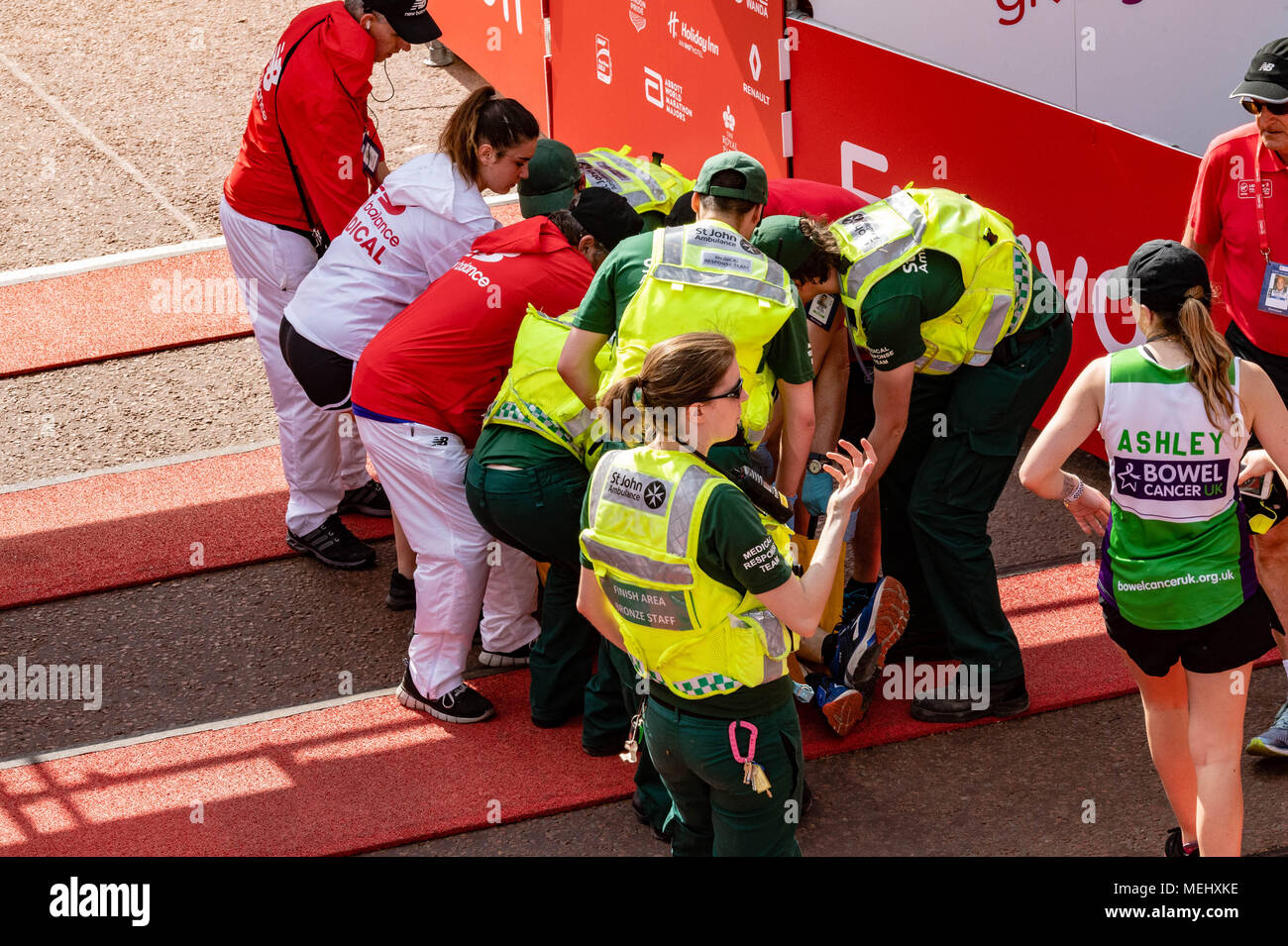 London, 22. April 2018, den London Marathon; mehrere Läufer erlag das heiße Wetter an der London Marathon Credit Ian Davidson/Alamy leben Nachrichten Stockfoto