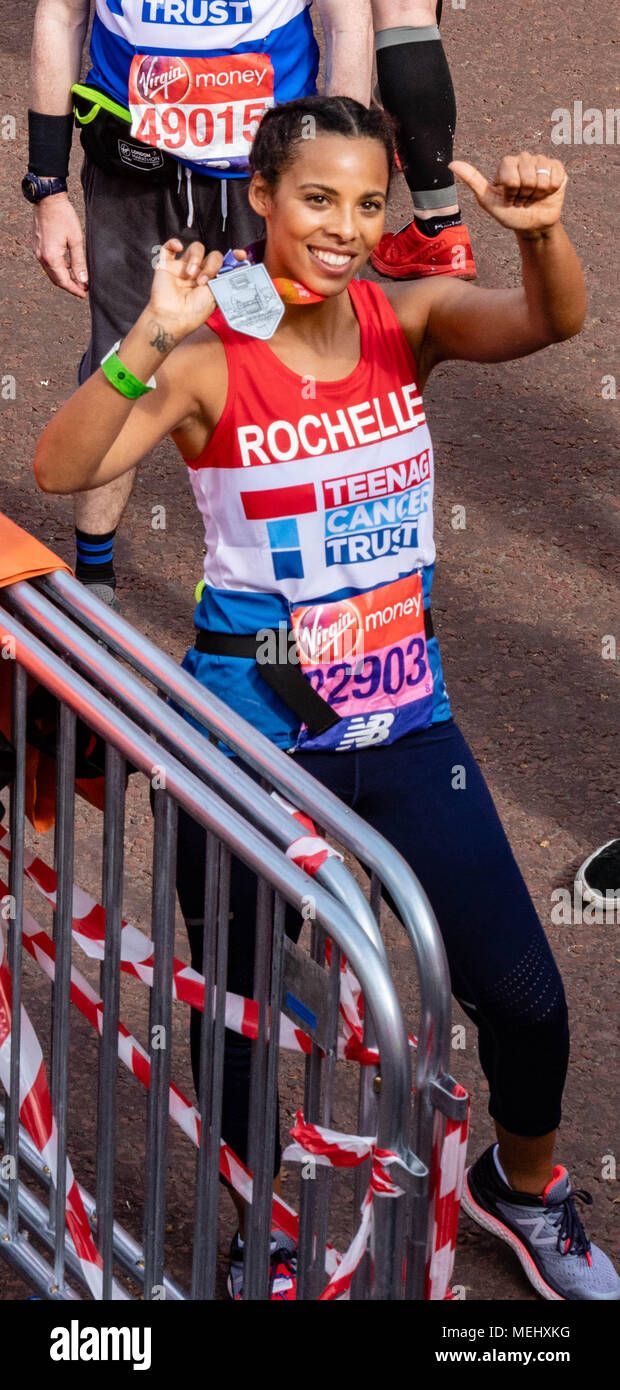 London, 22. April 2018 den London Marathon, Rochelle Humes von S Club 7 zeigt ihre siegermedaille an der London Marathon Credit Ian Davidson/Alamy leben Nachrichten Stockfoto