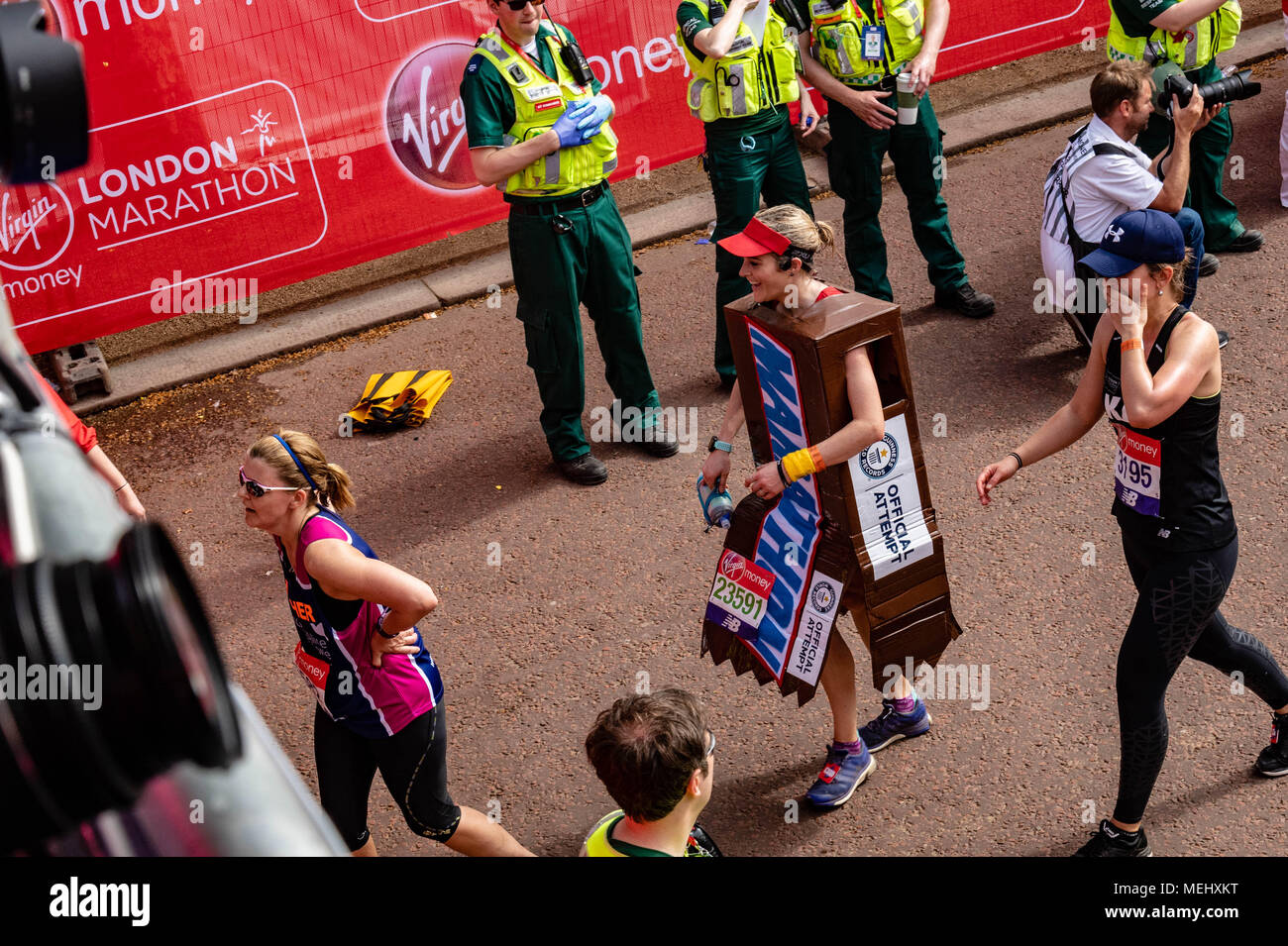 London, 22. April 2018 den London Marathon, einem Wettbewerber einen Marathon bar gekleidet. Kredit Ian Davidson/Alamy leben Nachrichten Stockfoto