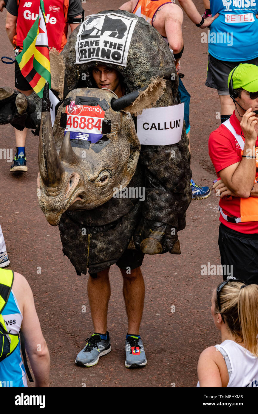 London, 22. April 2018, den London Marathon, einem Wettbewerber wie ein Rhino an der London Marathon Credit Ian Davidson/Alamy Leben Nachrichten gekleidet Stockfoto