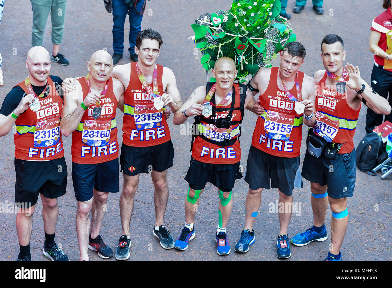 London, UK, 22. April 2018: Das feuergefecht Team (von links) - Tom Abell, Justin O'Beirne, Michael Krikpatick, Dave Badillo, Dan Rechnungen und Mike Dowden an der Ziellinie während der 2018 Virgin Money London Marathon am Sonntag, den 22. April 2018. London, England. Credit: Taka G Wu Stockfoto