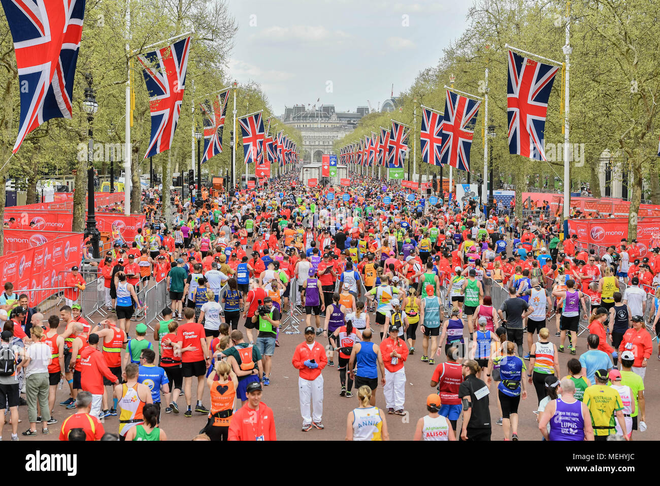 London, UK, 22. April 2018: Masse Rennen Läufer nähern sich dem Ende an der Mall während des 2018 Virgin Money London Marathon am Sonntag, den 22. April 2018. London, England. Credit: Taka G Wu Stockfoto