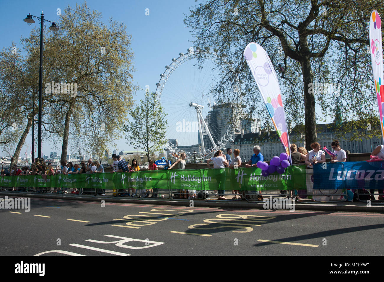 London, Großbritannien. 22 ndApril 2018. Anhänger bereit auf marathon Läufer während des Sonntag Virgin Money London Marathon zujubeln. Credit: Elsie Kibue/Alamy leben Nachrichten Stockfoto