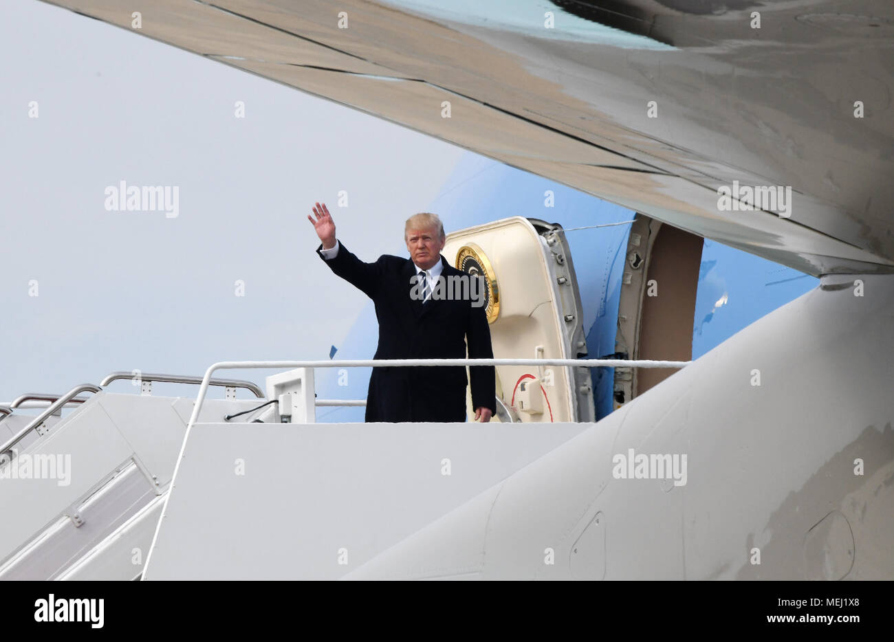 Präsidenten der Vereinigten Staaten Donald J. Trumpf disembarks von Air Force One bei Ankunft am Joint Base Andrews, Maryland am 22. April 2018. Der Präsident war der Rückkehr von Palm Beach, Florida. Credit: Olivier Douliery/Pool über CNP/MediaPunch Stockfoto