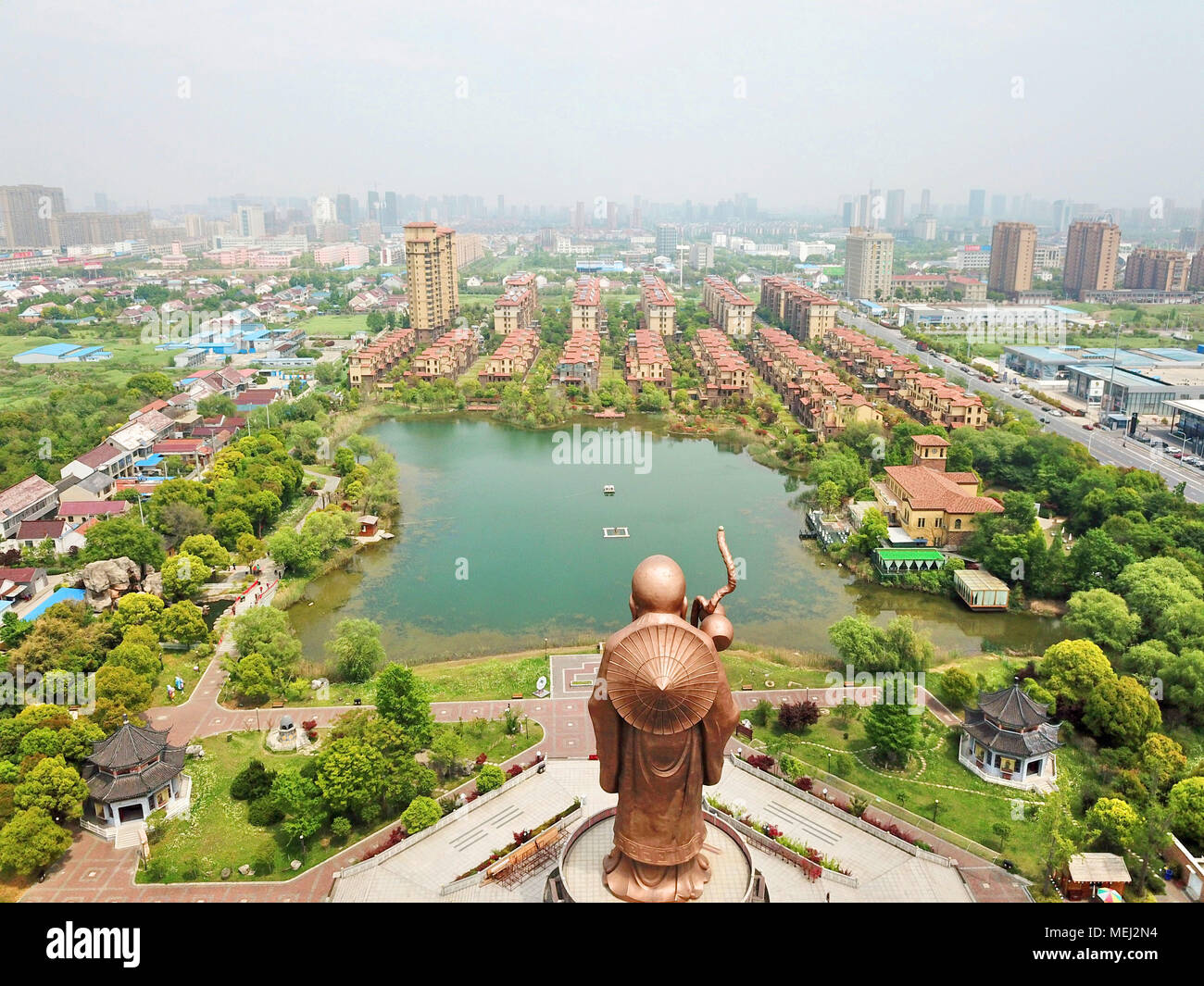 Rugao, Rugao, China. 21 Apr, 2018. Rugao, China 21. April 2018: Die 49 Meter hohe Statue des Gottes der Langlebigkeit, in Rugao, im Osten der chinesischen Provinz Jiangsu, 21. April 2018. Rugao ist als Stadt der Langlebigkeit betitelt. Credit: SIPA Asien/ZUMA Draht/Alamy leben Nachrichten Stockfoto