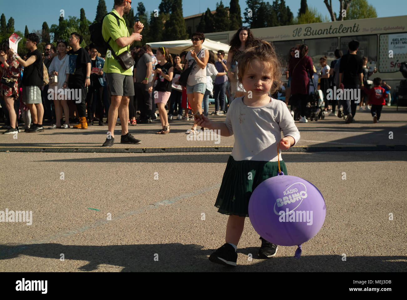 Toskana, Italien. 22 Apr, 2018. Junge Mädchen essen ein Eis und ein Ballon. 2018 Gelato Festival World Masters 2021. 11. Ausgabe Florenz Toskana. Italien Credit: Lorenzo codacci/Alamy leben Nachrichten Stockfoto