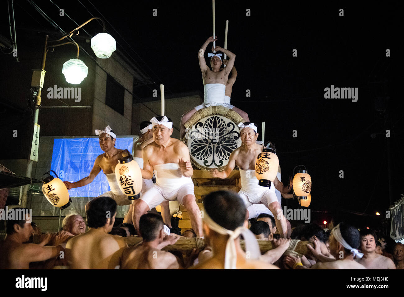 HIDA, Japan - 19. April: Hunderte von Männern in Loincloths während Okoshi Daiko, mitreißende Parade in Hida Stadt, Präfektur Gifu, Japan am 19 April, 2018 drum. Die Furukawa Festival als UNESCO immateriellen Kulturerbes Japan registriert und feierte jeden April 19. und 20. Für die Sicherheit zu beten und den Frühling willkommen. (Foto: Richard Atrero de Guzman/LBA) Stockfoto