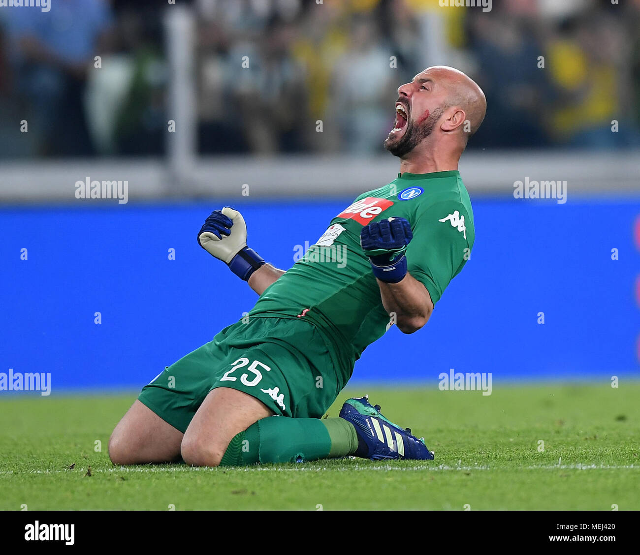 Turin, Italien. 22 Apr, 2018. Napoli's Torwart Pepe Reina feiert nach dem Gewinn der Serie ein Fußballspiel zwischen Juventus Turin und Neapel in Turin, Italien, am 22. April 2018. Napoli gewann 1:0. Credit: Alberto Lingria/Xinhua/Alamy leben Nachrichten Stockfoto