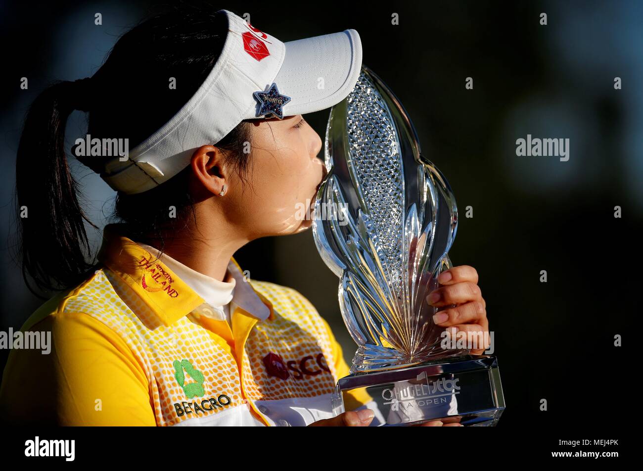 Los Angeles, USA. 22 Apr, 2018. Moriya Jutanugarn von Thailand küßt die Trophäe, nachdem er das hugel - JTBC geöffneten LA LPGA Golf Turnier am Wilshire Land am 22 April, 2018, in Los Angeles, USA. Credit: Zhao Hanrong/Xinhua/Alamy leben Nachrichten Stockfoto