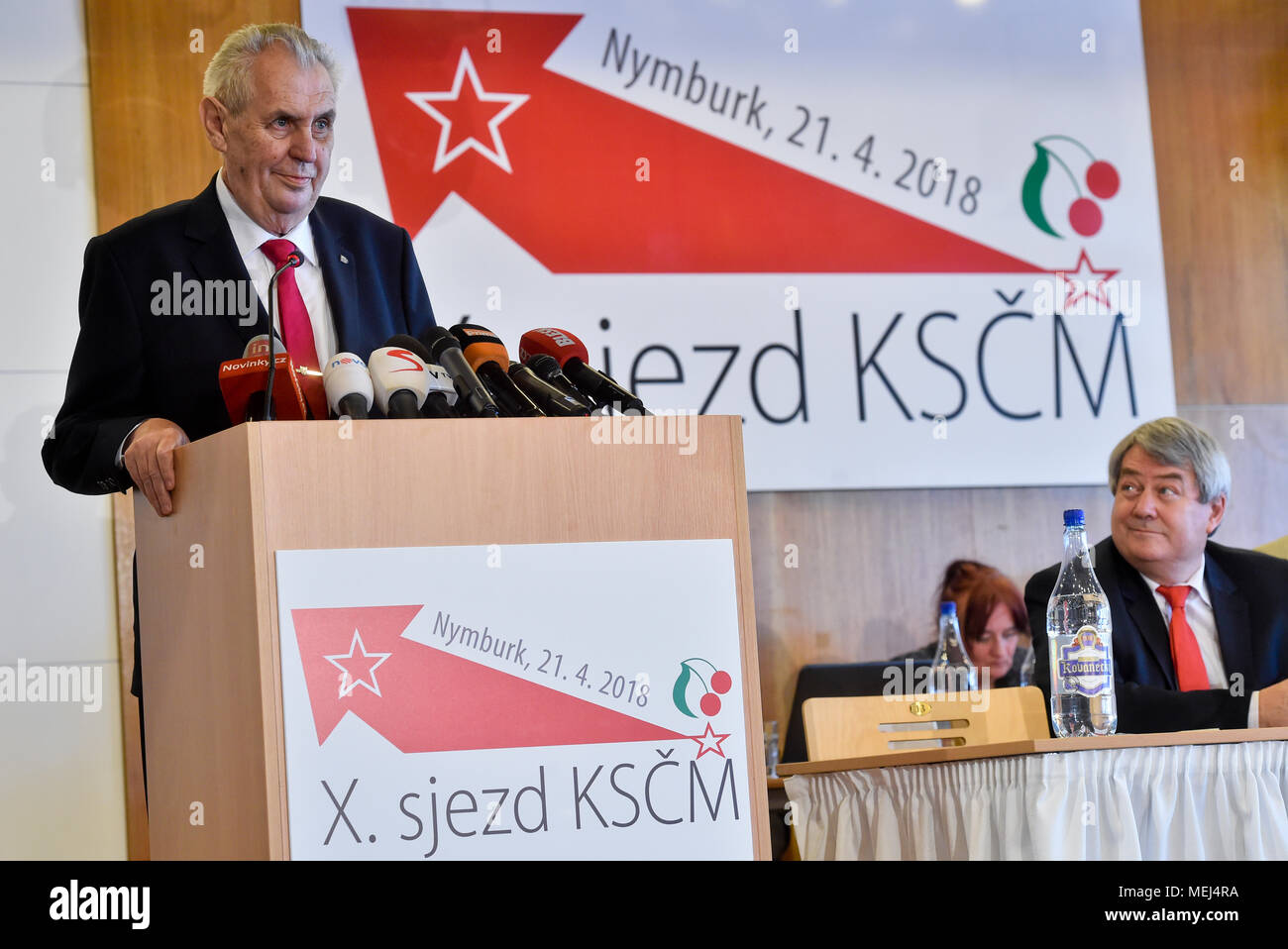 L-R tschechische Präsident Milos Zeman und der Kommunistischen Partei Böhmens und Mährens (KSCM) leader Vojtech Filip sind während der außerordentlichen Kongress der KSCM einen neuen Vorstand waehlen gesehen, in Nymburk, Tschechien, am 21. April 2018. (CTK Photo/Vit Simanek) Stockfoto