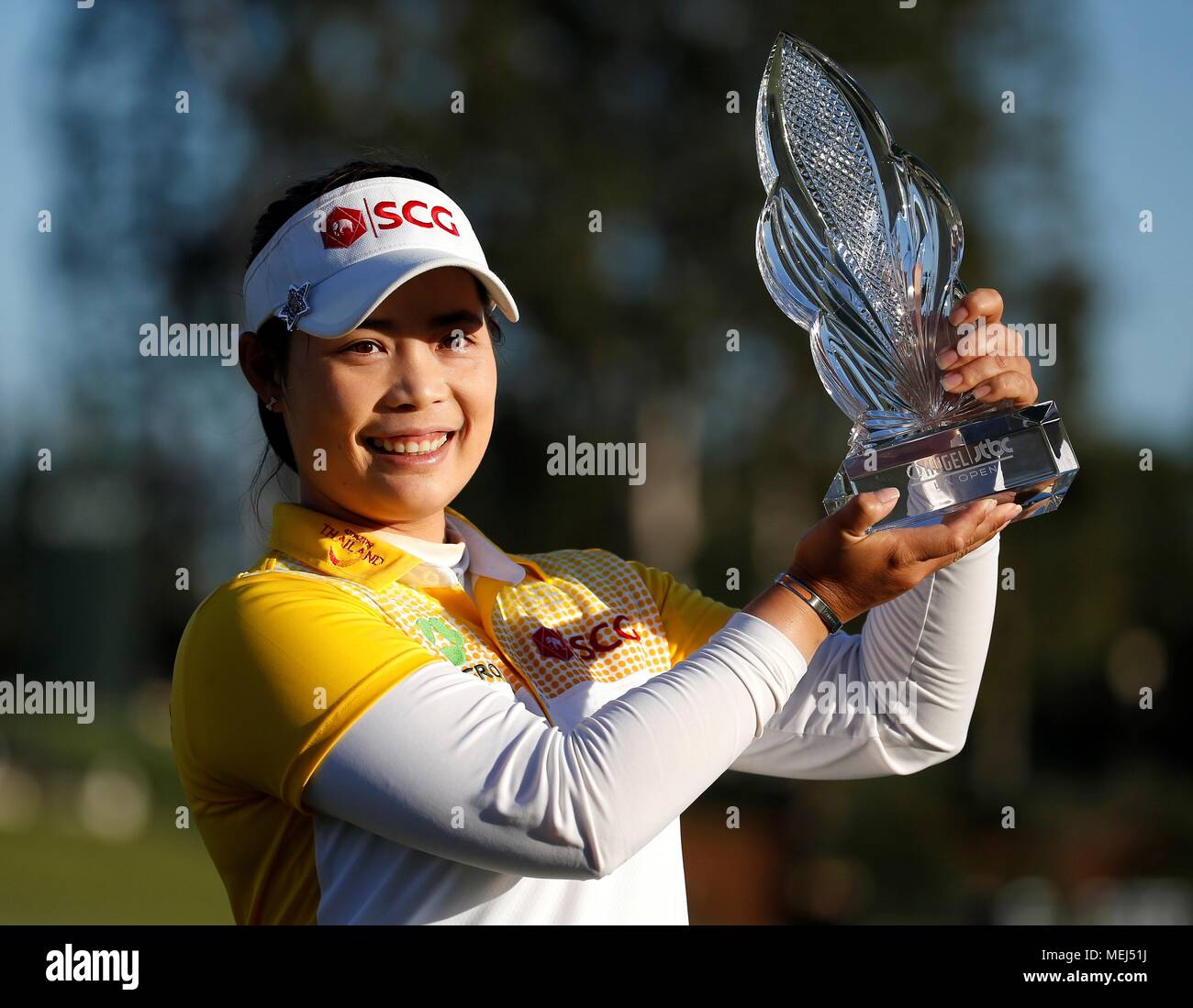 Los Angeles, USA. 22 Apr, 2018. Moriya Jutanugarn von Thailand hält Trophäe des Siegers bis nach dem Gewinn der HUGEL - JTBC geöffneten LA LPGA Golf Turnier am Wilshire Land am 22 April, 2018, in Los Angeles, USA. Credit: Zhao Hanrong/Xinhua/Alamy leben Nachrichten Stockfoto