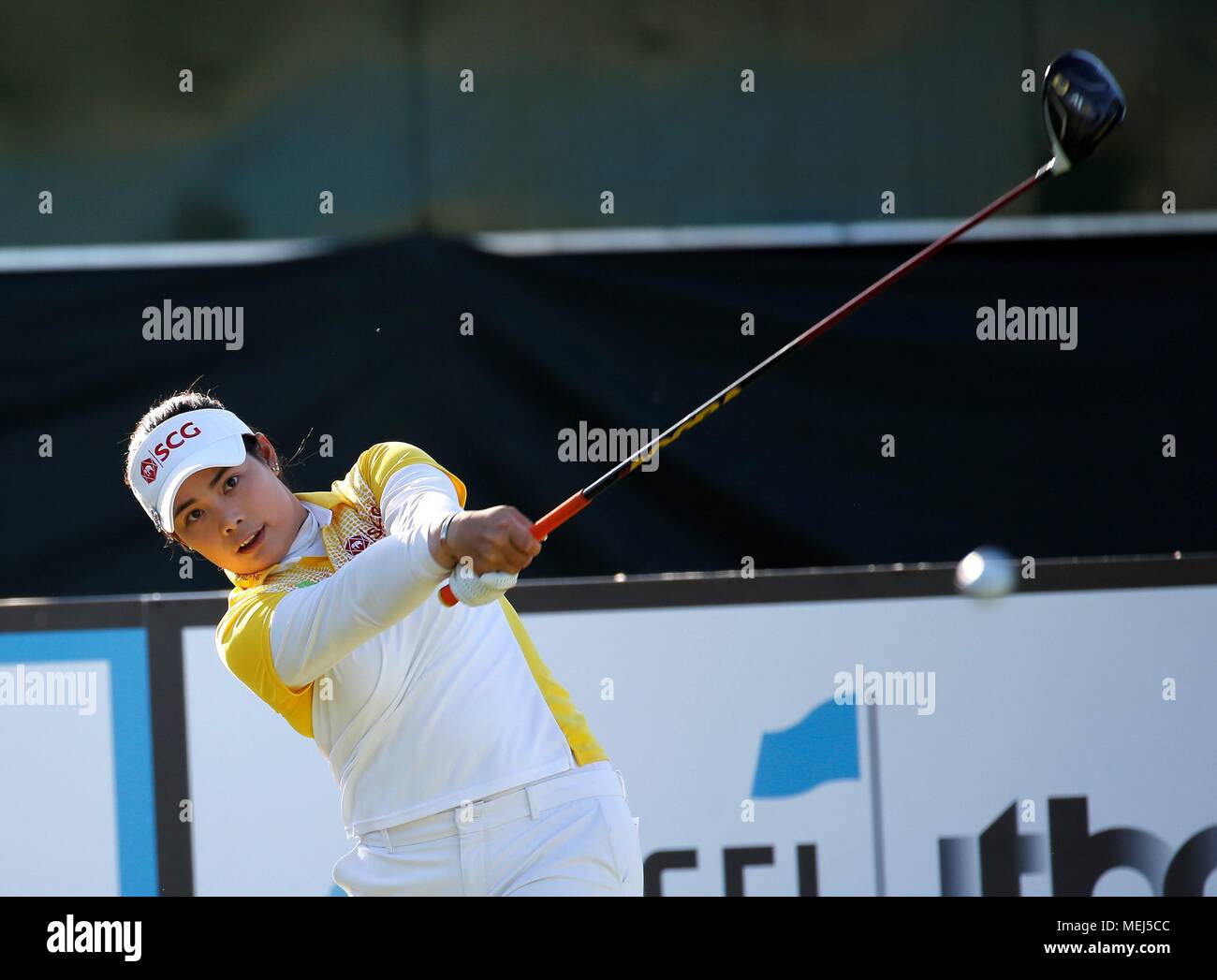 Los Angeles, USA. 22 Apr, 2018. Moriya Jutanugarn von Thailand zweigt weg während der Endrunde der HUGEL - JTBC geöffneten LA LPGA Golf Turnier am Wilshire Land in Los Angeles, USA, am 22. April 2018. Moriya Jutanugarn behauptete den Titel. Credit: Zhao Hanrong/Xinhua/Alamy leben Nachrichten Stockfoto