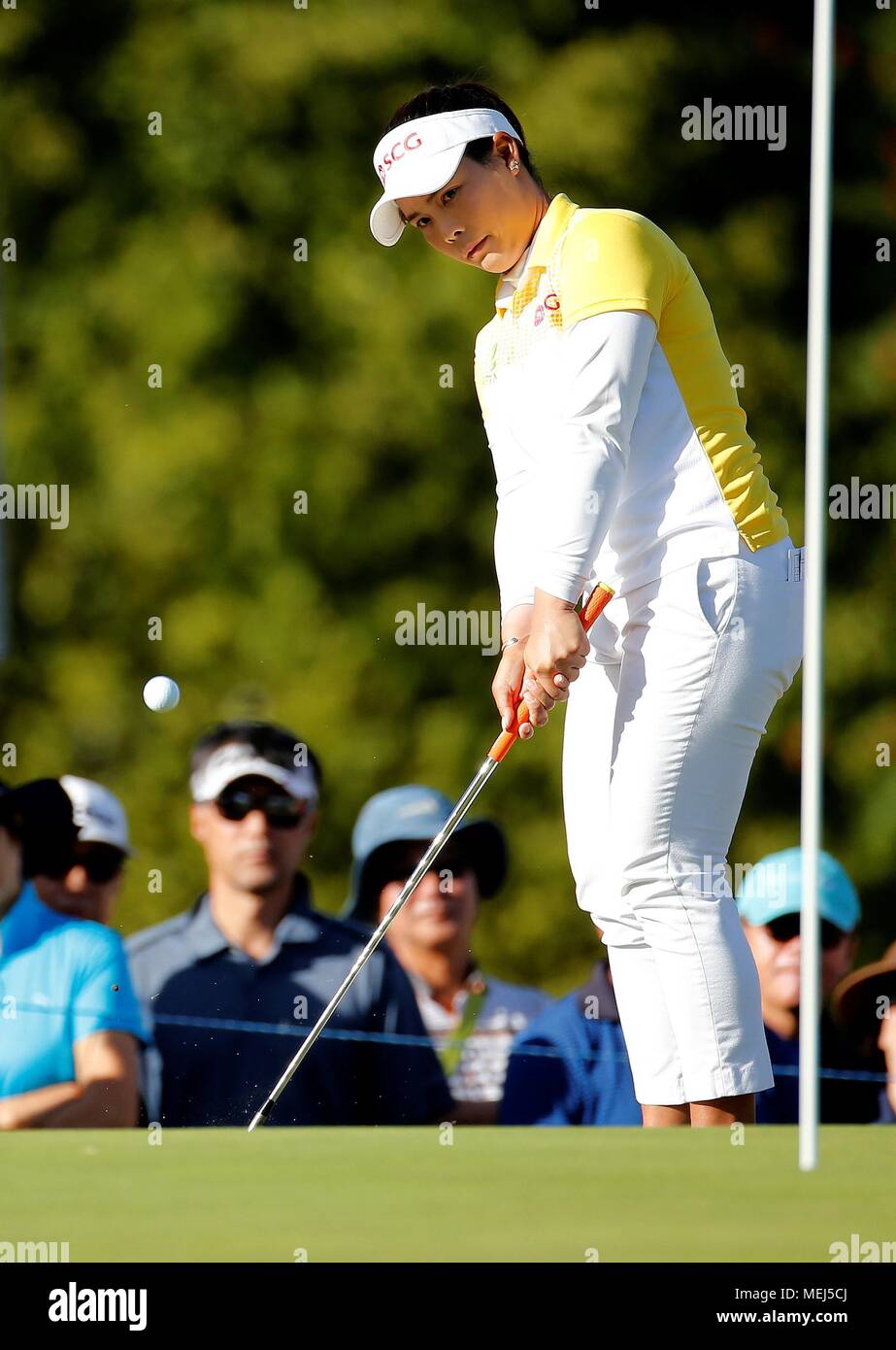 Los Angeles, USA. 22 Apr, 2018. Moriya Jutanugarn aus Thailand, Uhren ihr Schoß in der letzten Runde der HUGEL - JTBC geöffneten LA LPGA Golf Turnier am Wilshire Land am 22 April, 2018, in Los Angeles, USA. Moriya Jutanugarn behauptete den Titel. Credit: Zhao Hanrong/Xinhua/Alamy leben Nachrichten Stockfoto