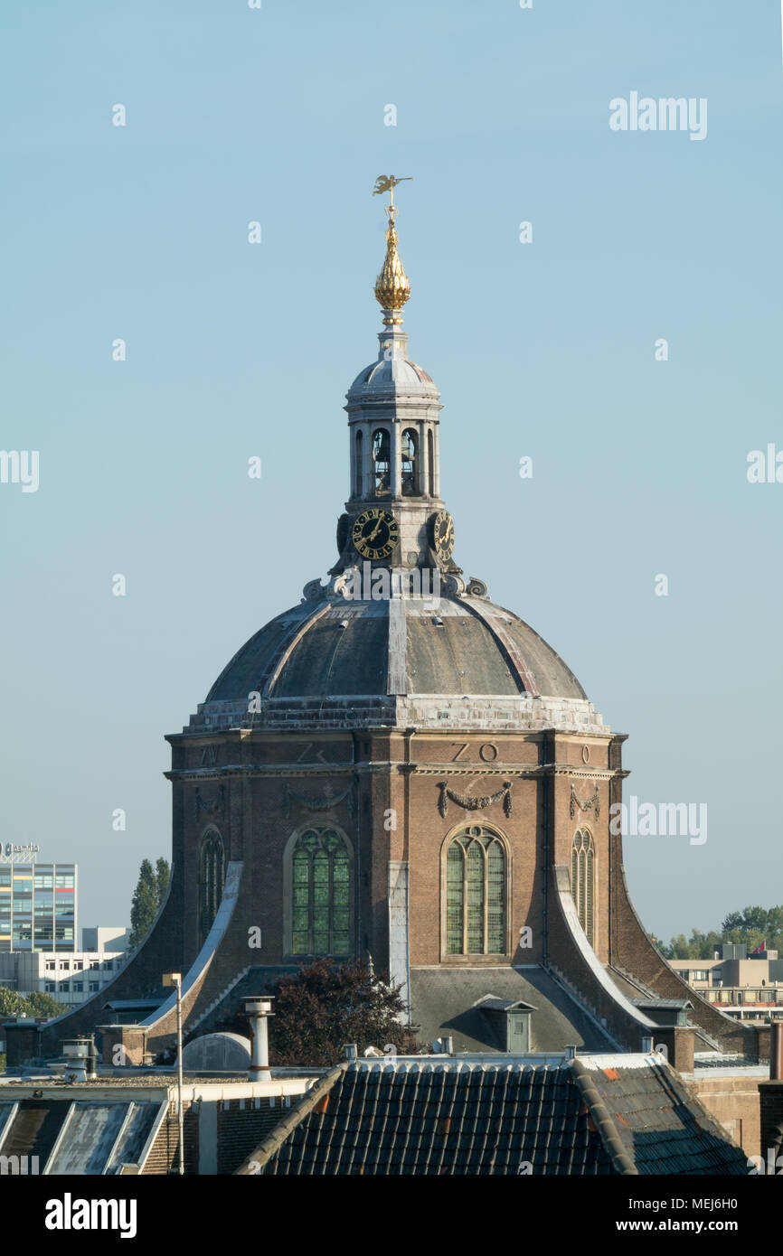 Die Kuppel der Marekerk in Leiden am Morgen So Stockfoto