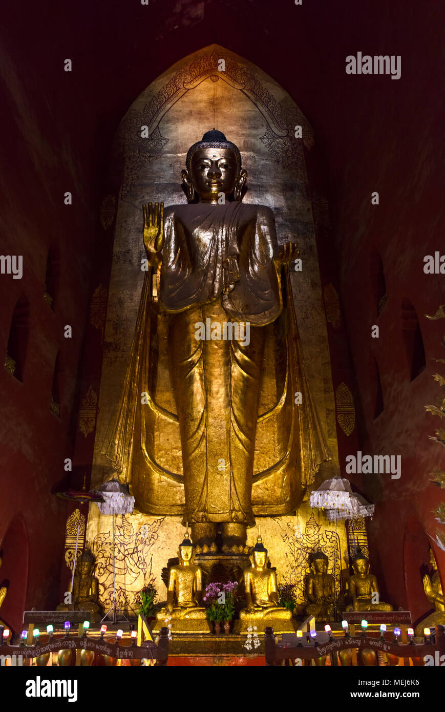 Eine der vier Buddha Statuen ('Gautama", Richtung Westen) innerhalb des "Ananda Tempel'. Bagan, Myanmar (Birma). Stockfoto