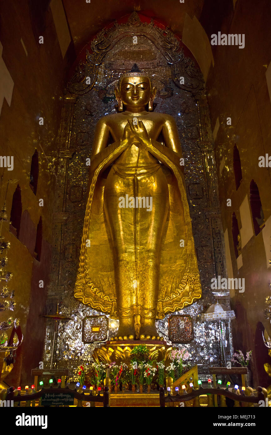Eine der vier Buddha Statuen ('Kakusandha', mit Blick nach Norden) innerhalb des "Ananda Tempel'. Bagan, Myanmar (Birma). Stockfoto